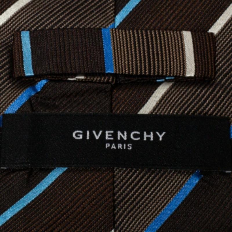 This Givenchy tie is sure to make you look suave and handsome. It is made of 100% silk and features a diagonal stripe pattern all over. It has the brand label neatly stitched at the back.