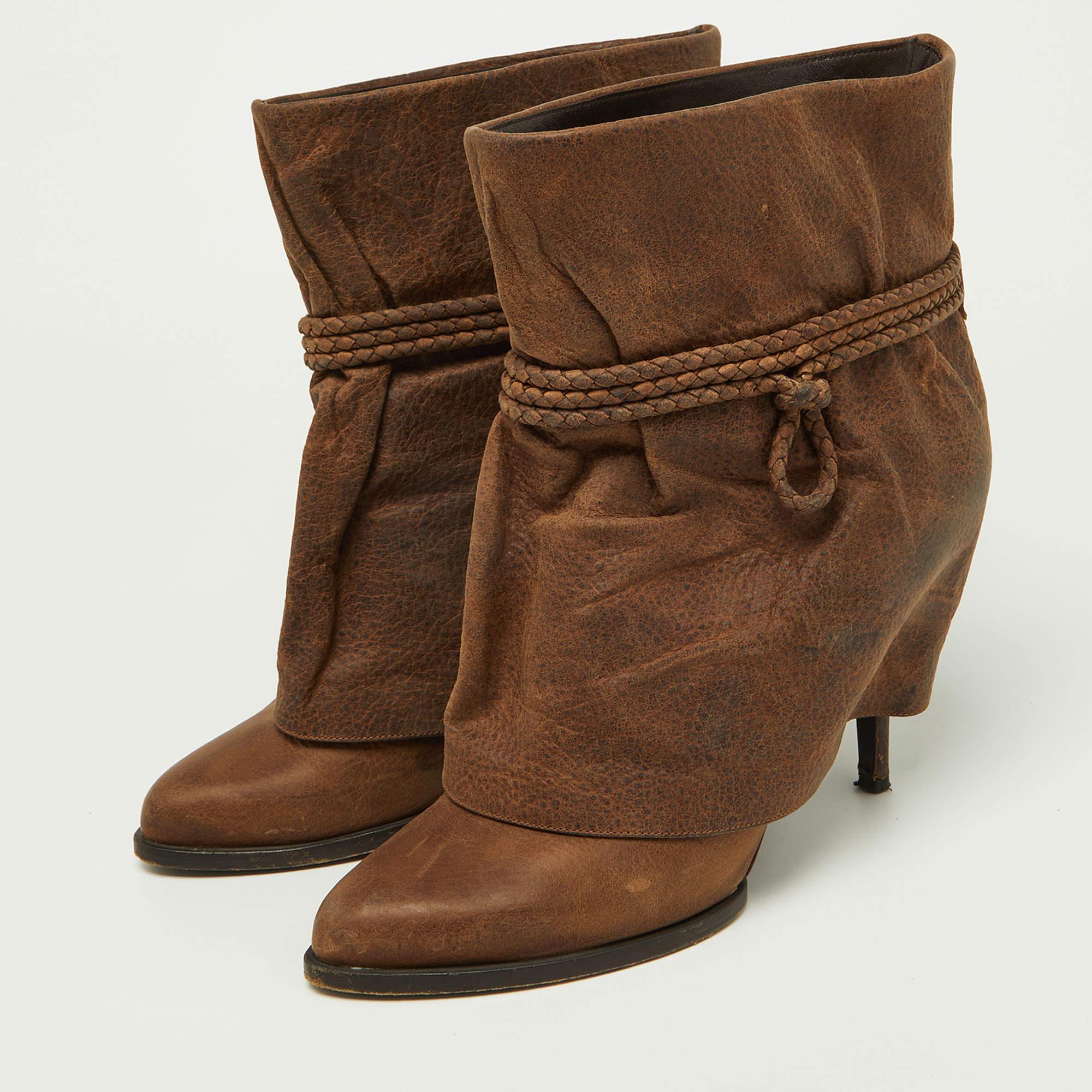 Boots are an essential part of your wardrobe and these boots crafted from top quality materials are a fine choice. Offering the best of comfort and style this sturdy soled pair would be great with a dress for a casual day out