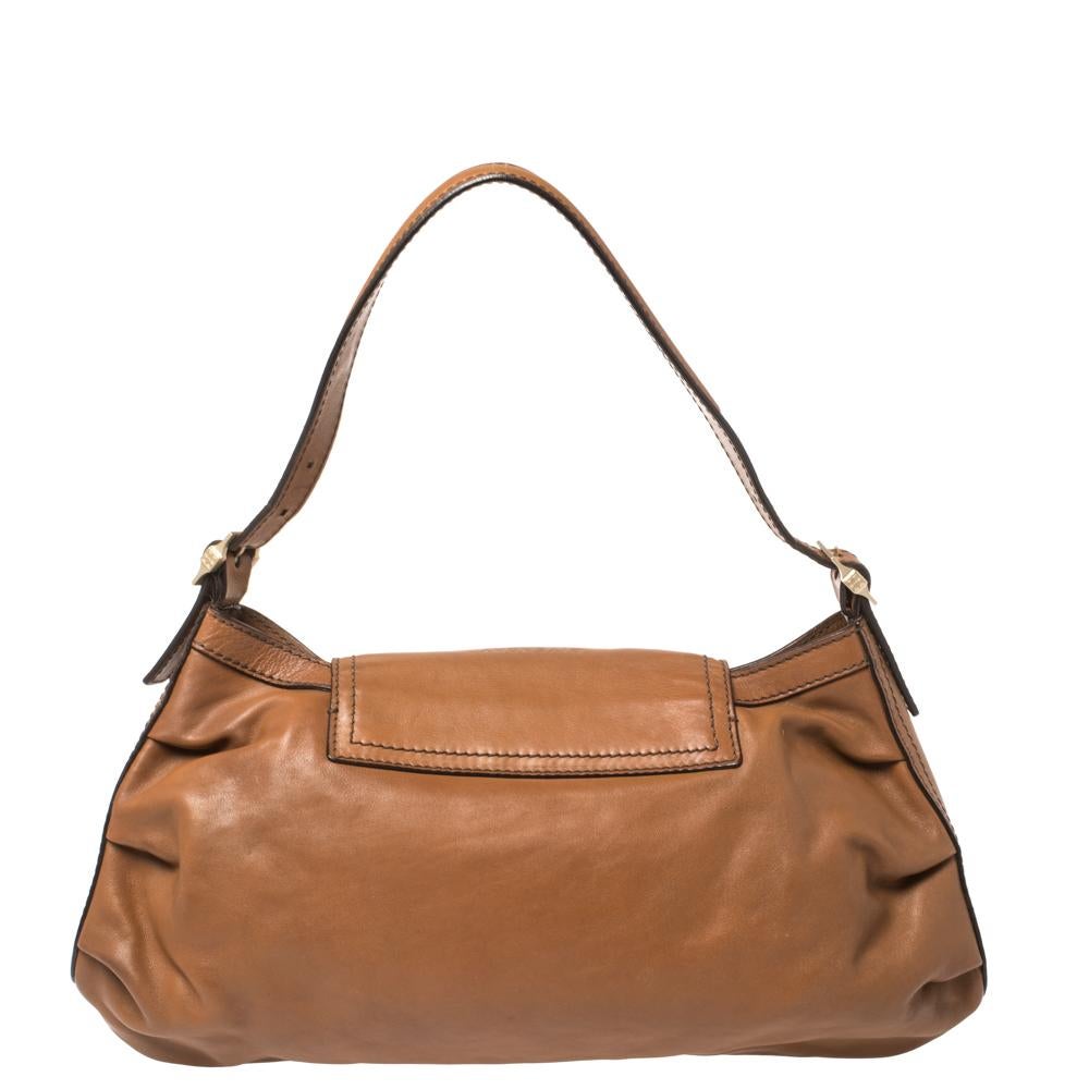 The celebrated house of Givenchy brings to you this high-end hobo to assist you on all days. Carefully designed to evoke a rich and elegant feel, this leather bag is sure to be a loved accessory. The brown hobo has a single handle and a