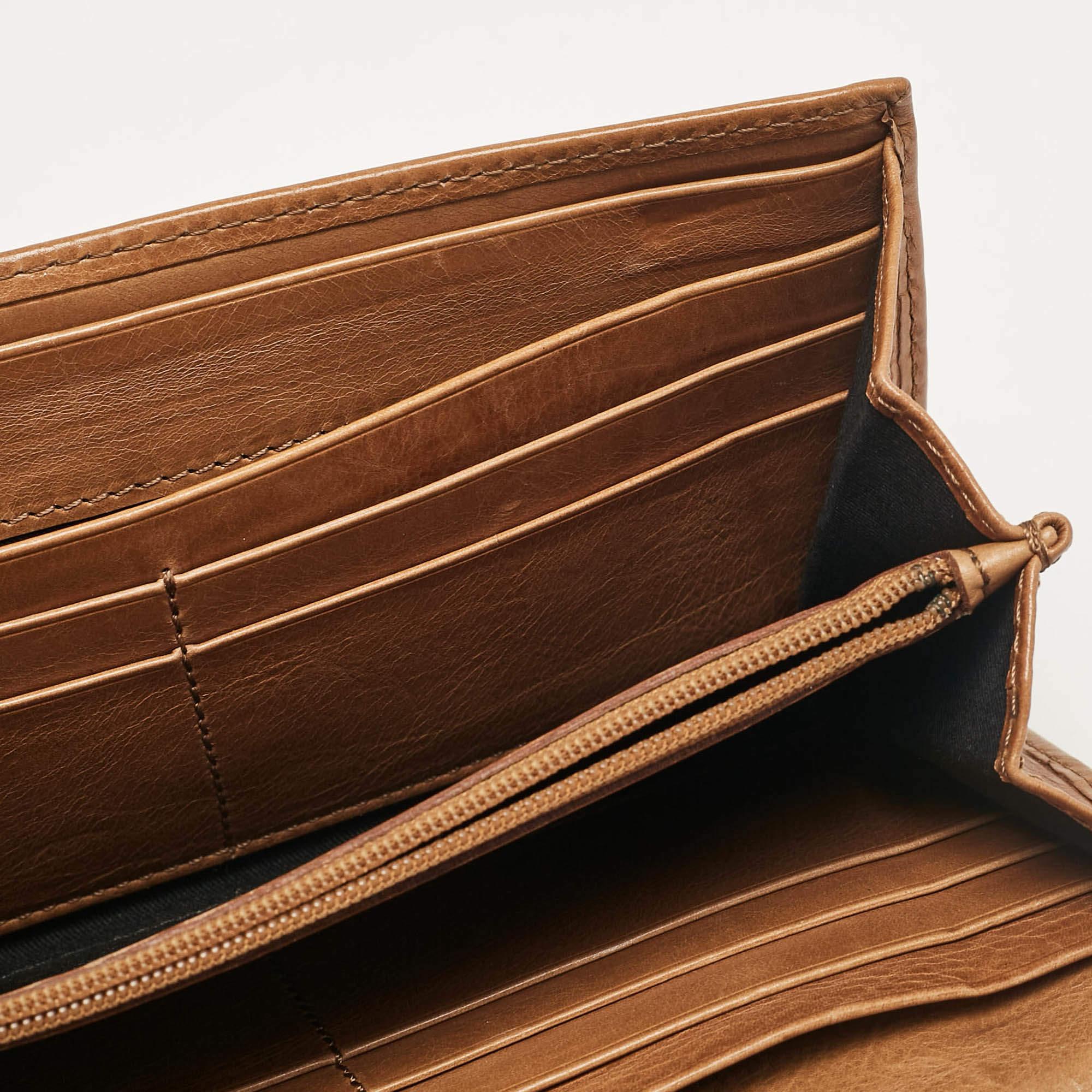 Givenchy Brown Leather Front Zip Continental Wallet In Fair Condition For Sale In Dubai, Al Qouz 2