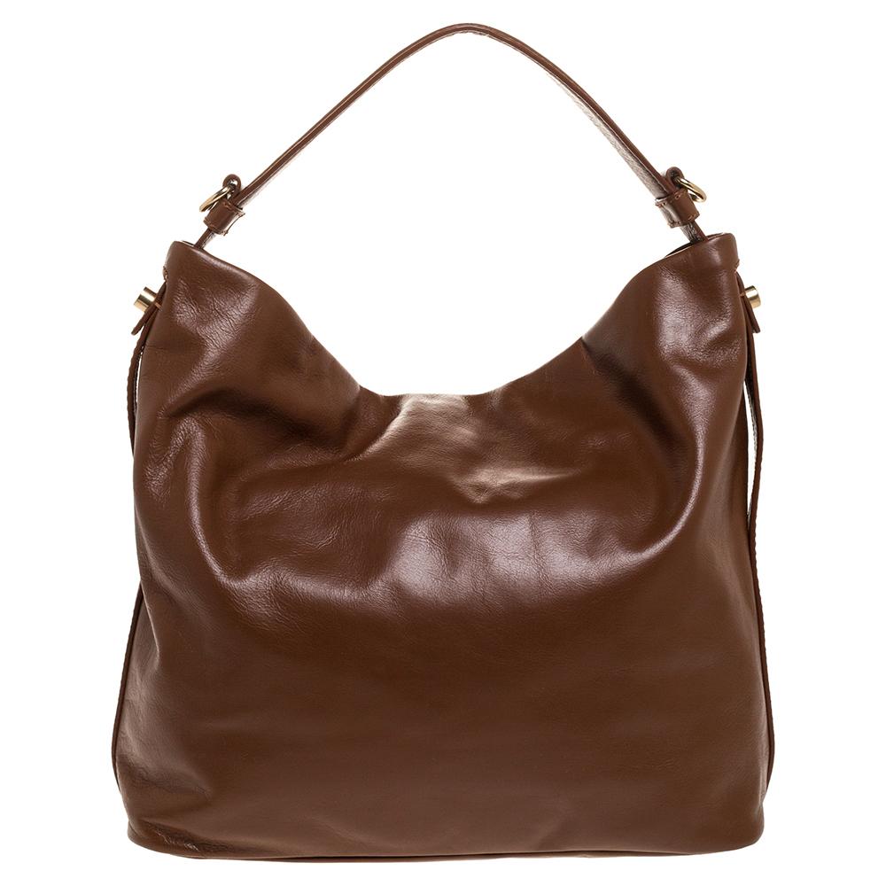 This expertly designed leather hobo will be a refined addition to your wardrobe. The neat fabric-lined interior lends shape and structure to this bag. From the house of Givenchy, this brown bag is complete with a single top