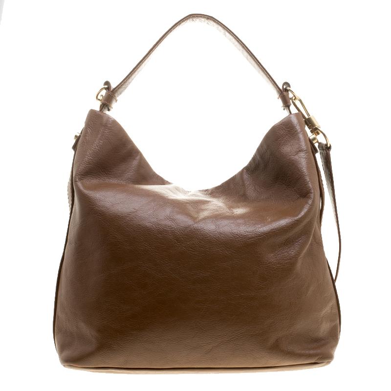 Put together a sensational look with this hobo in radiant brown. Beautifully crafted in leather and equipped with a single handle and a spacious fabric interior, this Givenchy bag can hold your essentials with ease.

Includes: Info Booklet