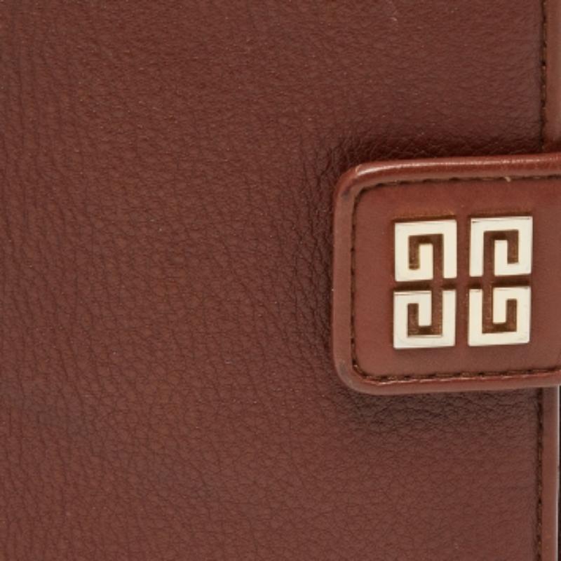 Portafoglio continentale Givenchy con patta e logo in pelle marrone in vendita 5