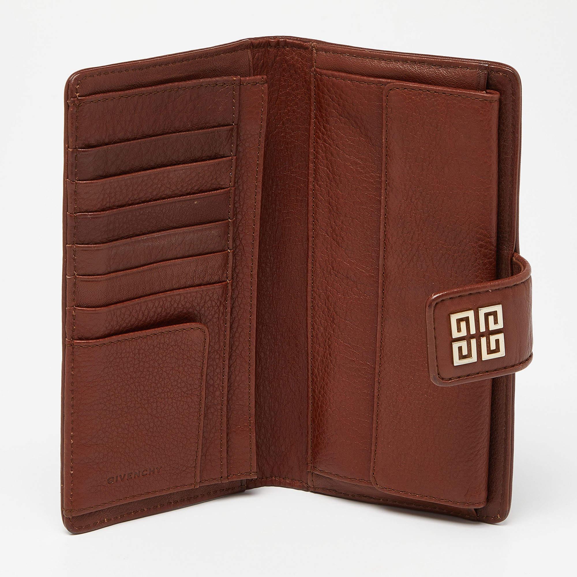 This designer wallet is an immaculate balance of sophistication and rational utility. It has been designed using prime quality materials and elevated by a sleek finish. The creation is equipped with ample space for your monetary essentials.