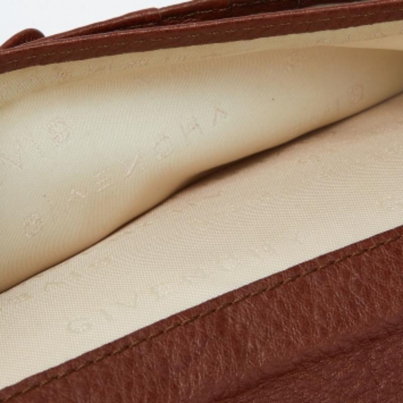 Grigio Portafoglio continentale Givenchy con patta e logo in pelle marrone in vendita