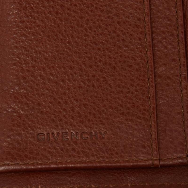 Portafoglio continentale Givenchy con patta e logo in pelle marrone In condizioni buone in vendita a Dubai, Al Qouz 2