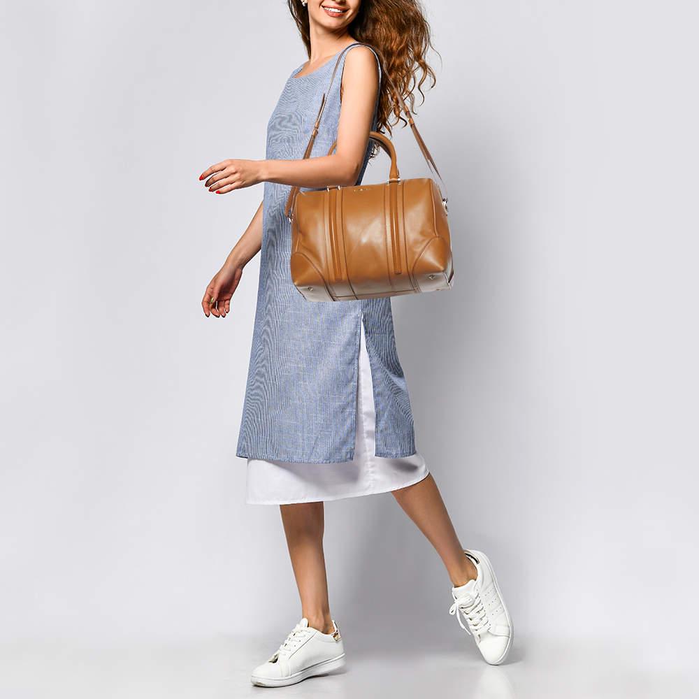 Carry everything you need in style thanks to this Givenchy duffle bag. Crafted from the best materials this is an accessory that promises enduring style and usage.