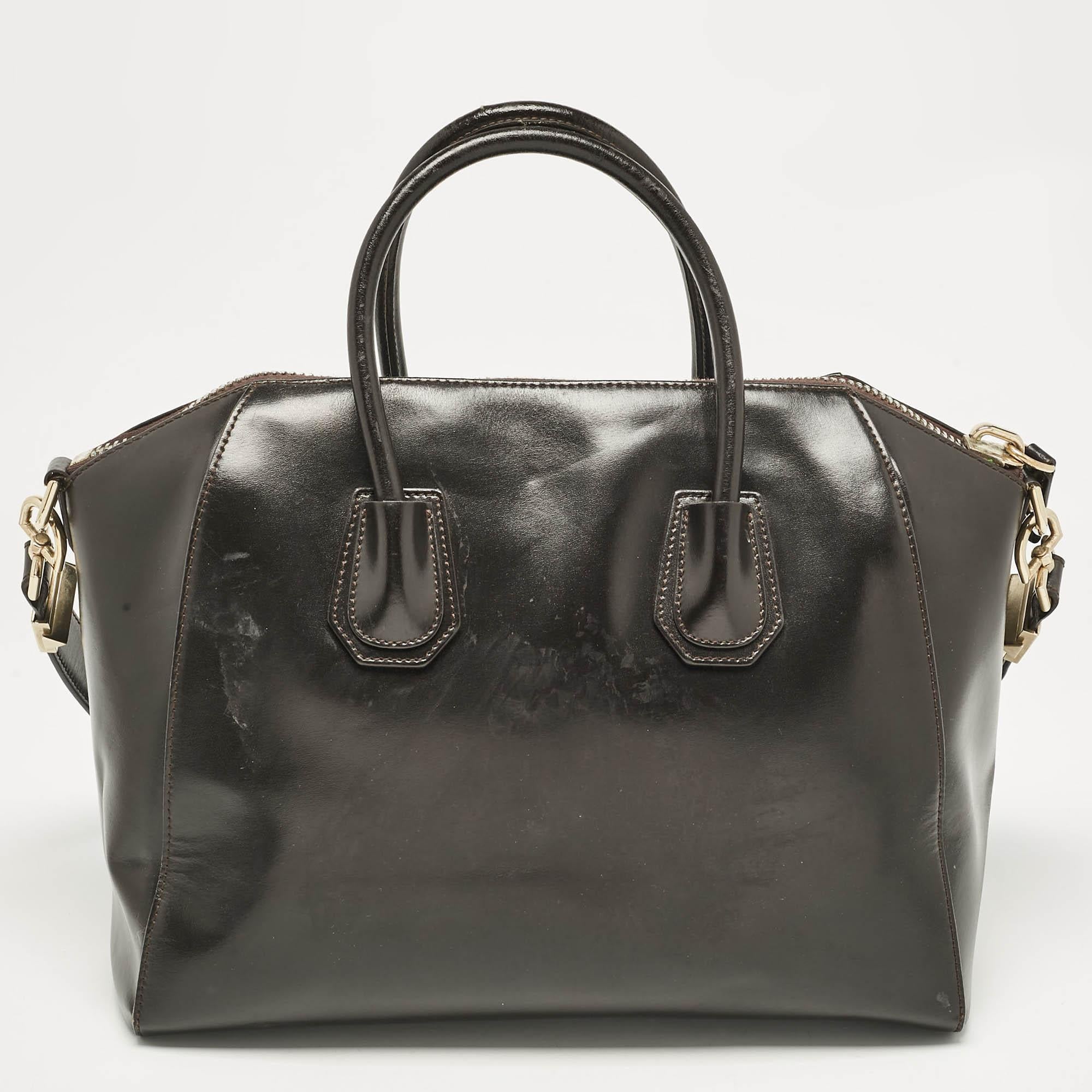 Givenchy Brown Leather Medium Antigona Satchel In Fair Condition For Sale In Dubai, Al Qouz 2
