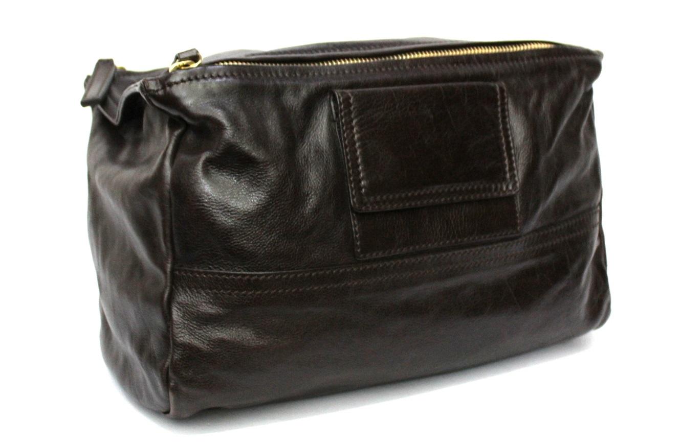 Givenchy Pandora model bag made of brown leather with golden hardware.

Equipped with handle and removable shoulder strap. Zip closure, very large inside

It seems in perfect conditions.