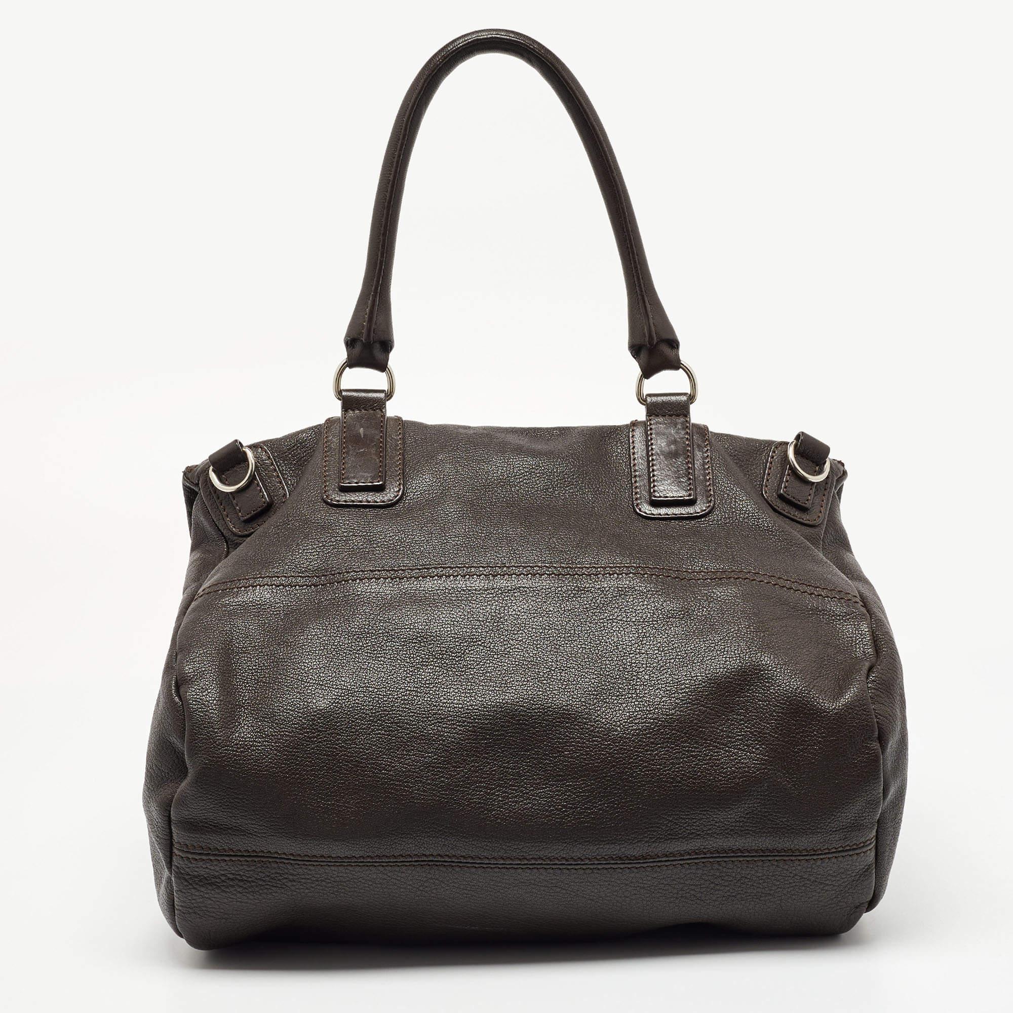 A timeless creation, this bag perfectly balances simplicity with sophistication. It is created from high-quality materials with a top handle to carry it around effortlessly. The perfectly sized interior of this creation will luxuriously house your