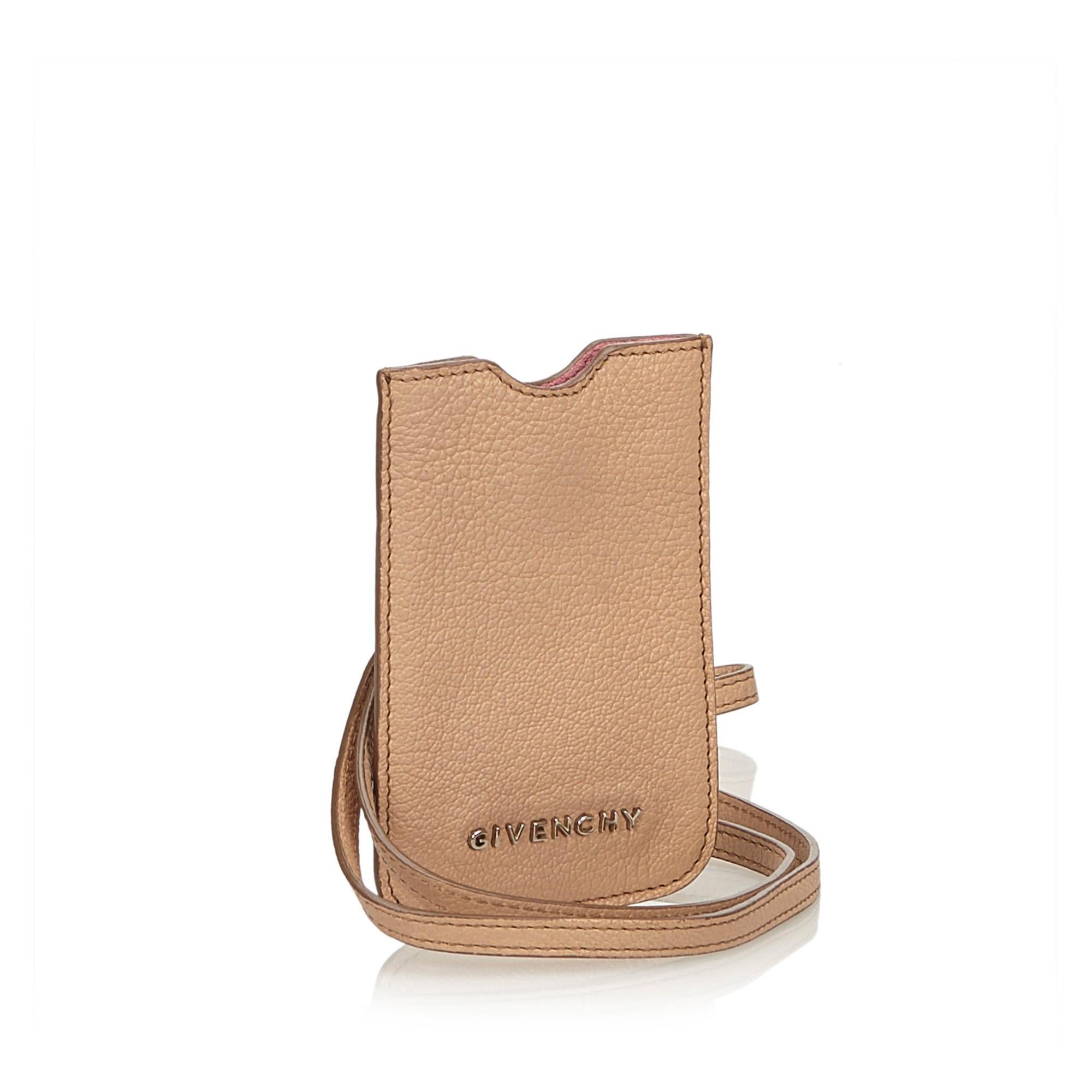 This phone case features a leather body and comes with a flat strap. It carries as AB condition rating.

Inclusions: 
This item does not come with inclusions.

Dimensions:
Length: 8.00 cm
Width: 12.00 cm

Material: Leather x Others
Country of