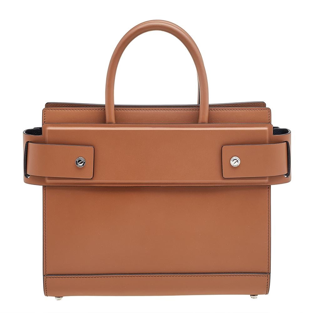 Givenchy is famed across the globe for its exquisite designs. From the brand's incredible collection comes this Horizon tote. Crafted in Italy from supple leather in a brown shade, the bag is aided by top handles and the label's logo stamped on the