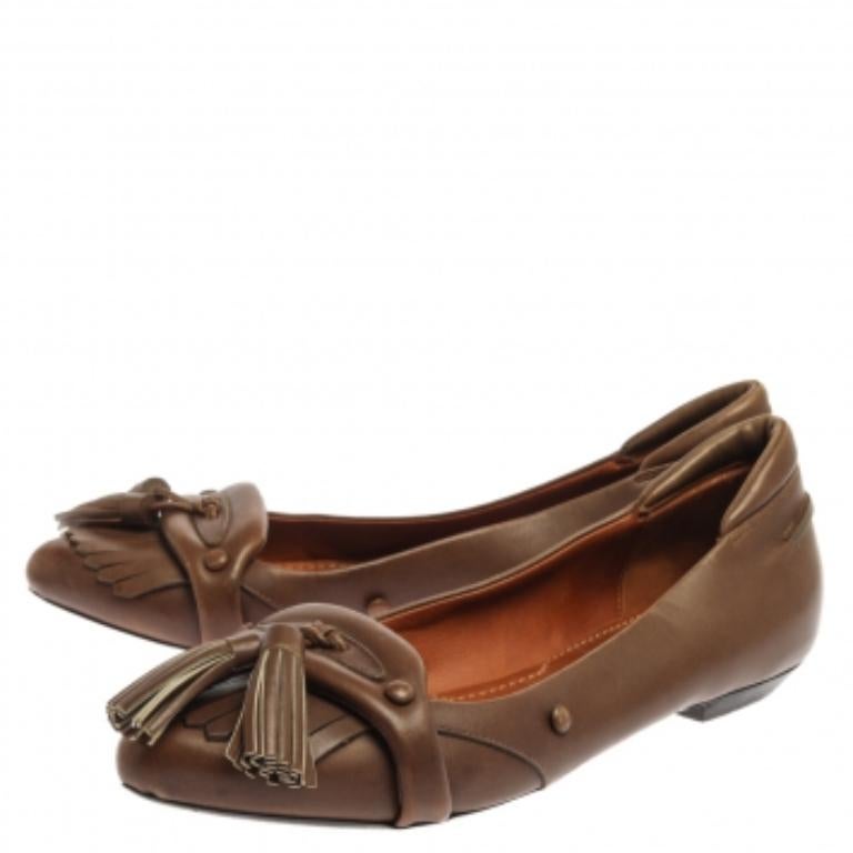 Let comfort and effortless style take center stage with these loafers from Givenchy. Crafted in brown leather, the flats feature covered toes, tassel details, durable soles, and a comfortable fit.