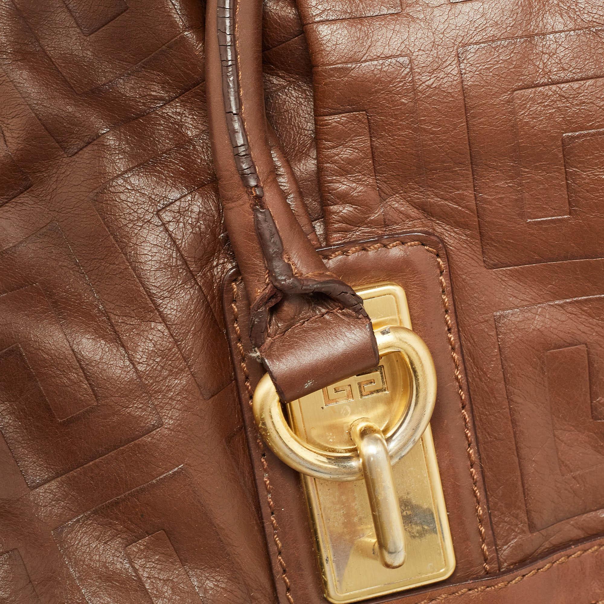 Givenchy Brown - Fourre-tout en cuir embossé avec monogramme en vente 14