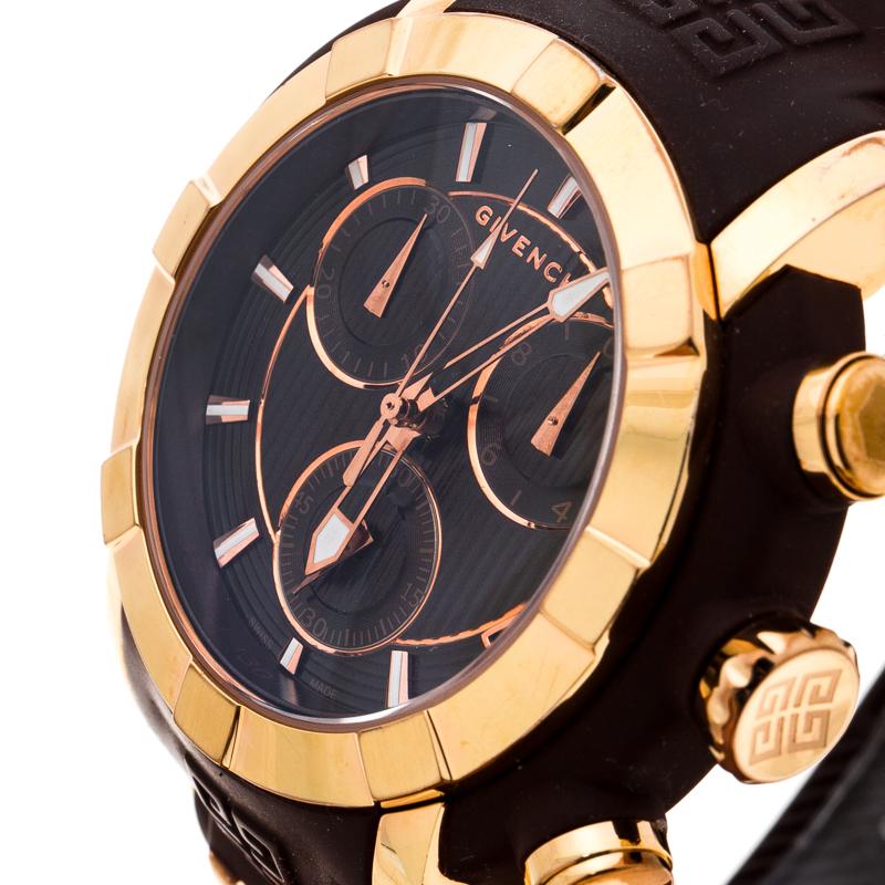 Stand out with this Givenchy watch exuding class and masculinity. Made from rose gold stainless steel, its golden bezel surrounds a brushed dial featuring luminous hour indicators and three hands. Its three chronographs for hours, minutes, and