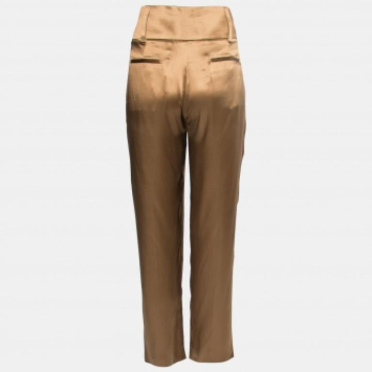 The smooth finished feel of these satin silk-tailored trousers from Givenchy will lend a posh appeal to your attire and keep you comfortable. They flaunt a brown hue, hook closure, and pleated formations. They equip four pockets. Make a fashion