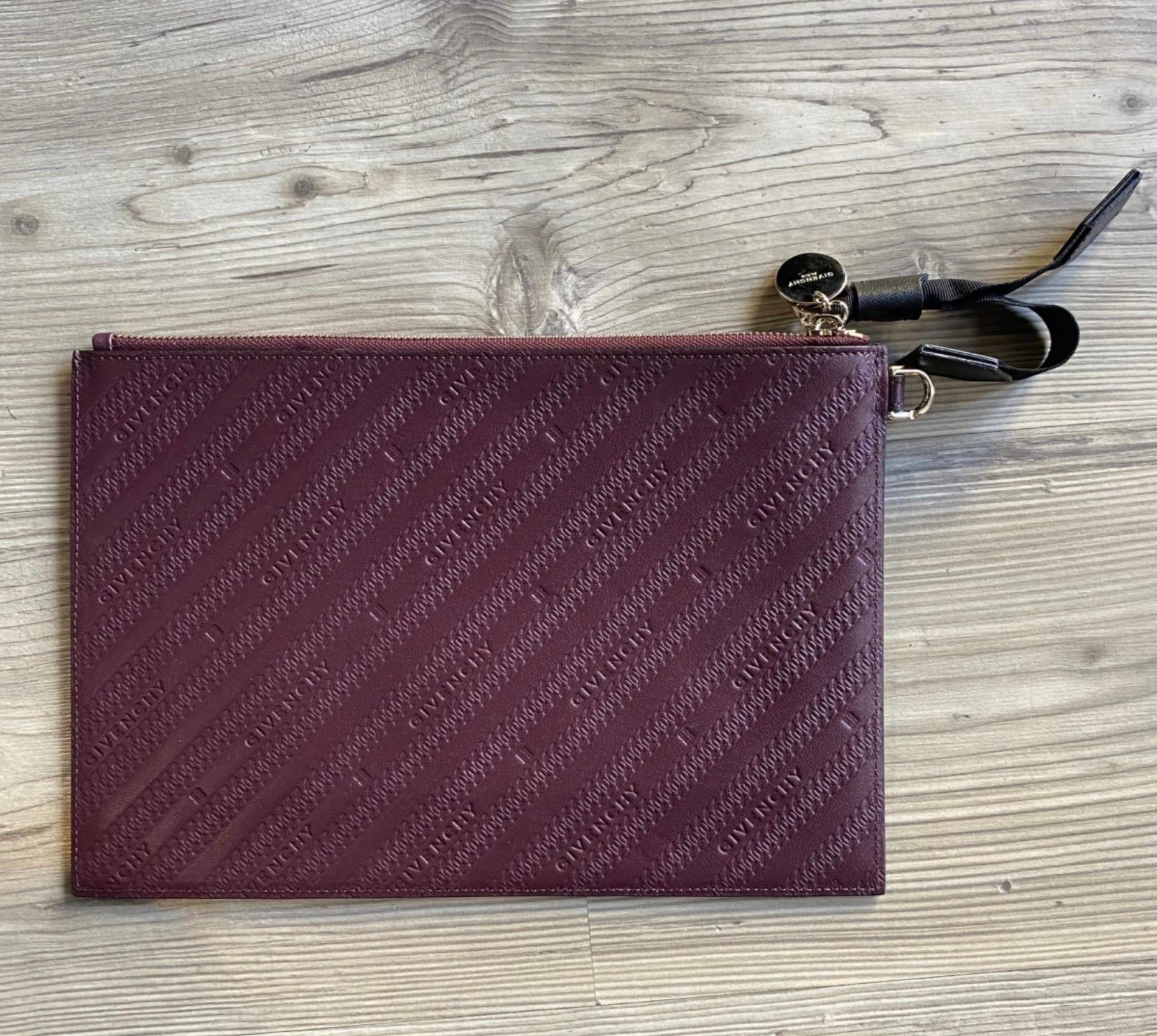 Givenchy clutch bag. In burgundy leather and gold hardware. 
measurements: 
height 20 cm
length 29 cm
excellent general condition, never used