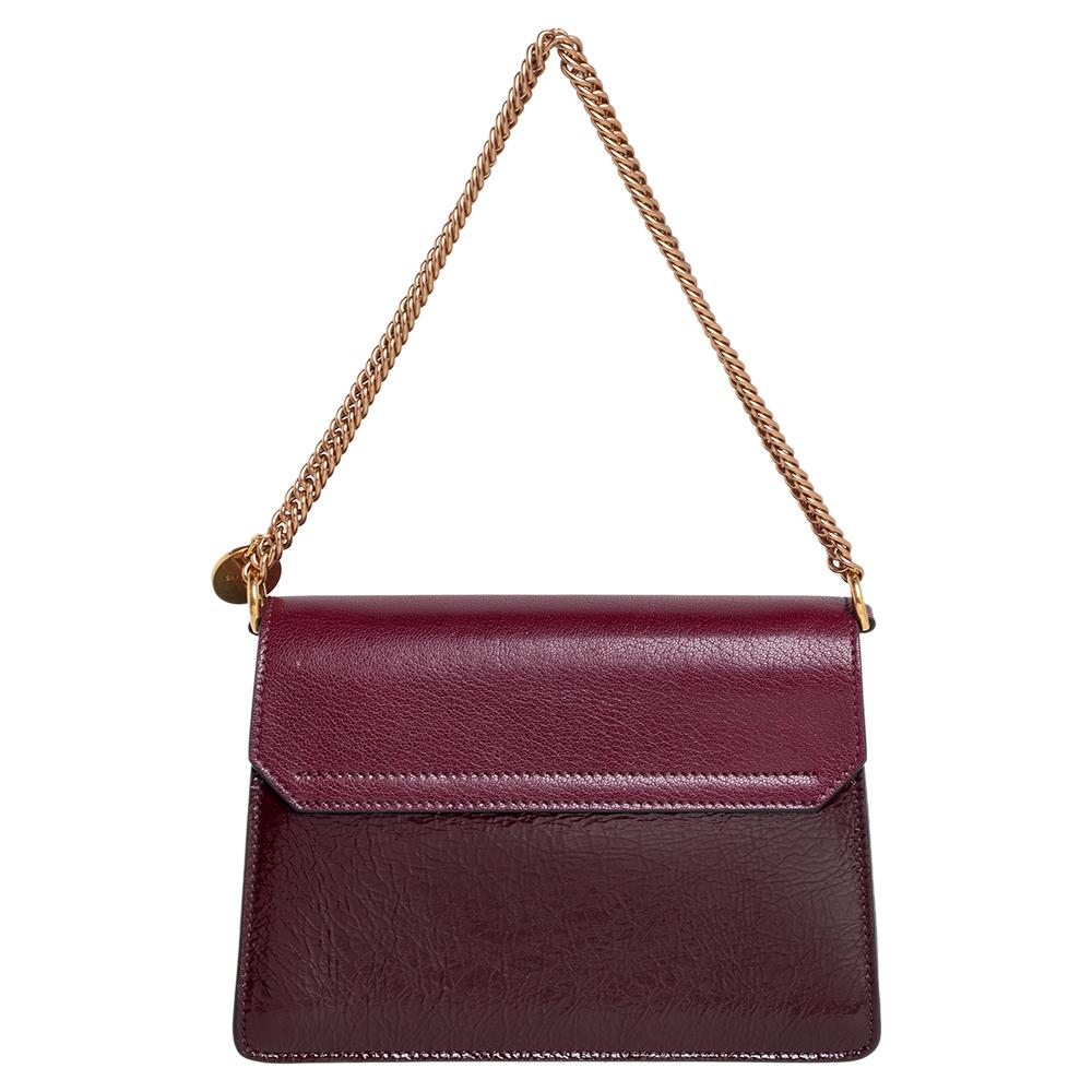 Complete a stylish look with this lovely Givenchy Medium GV3 bag. It comes carefully crafted using grey suede as well as burgundy leather and is designed with a logo lock at the front to secure the Alcantara interior. This shoulder bag is completed