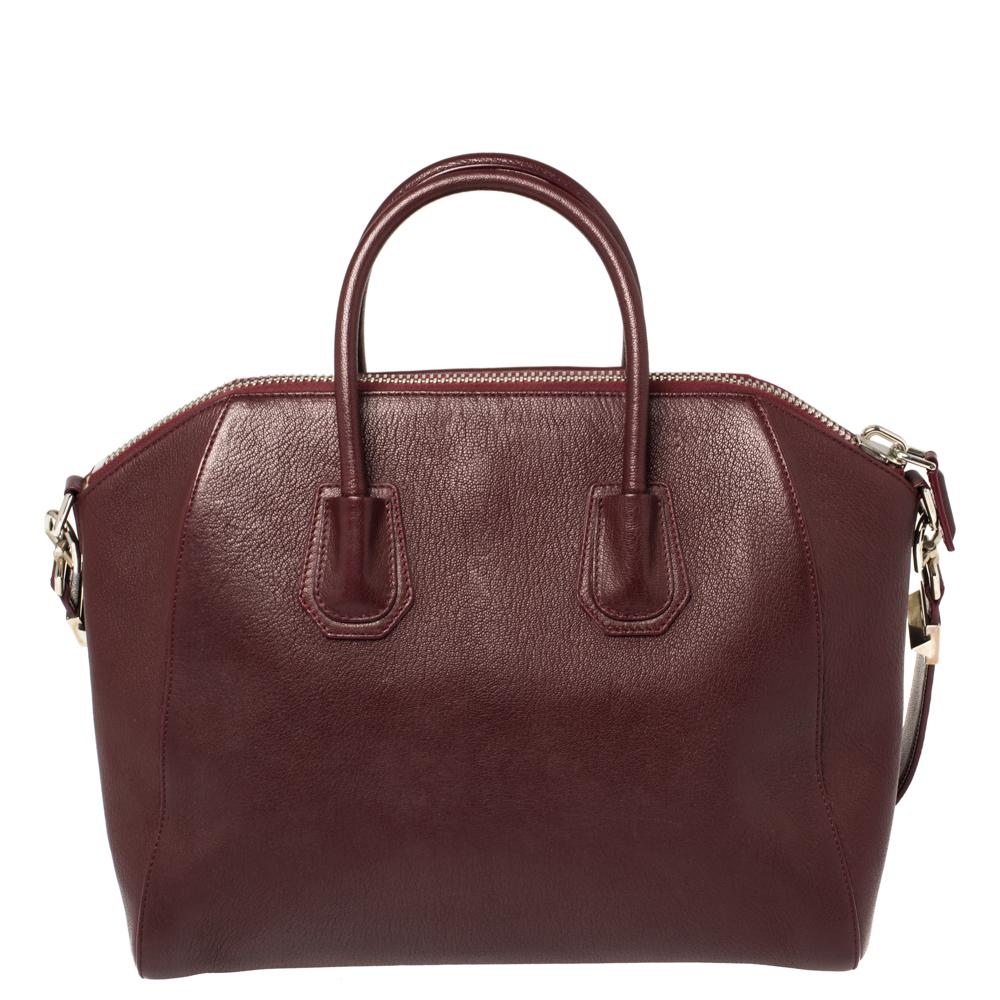 One of the most iconic styles by Givenchy, the Antigona satchel is made for the modern woman. Crafted from leather in a burgundy shade, the bag's structured silhouette offers a spacious interior lined with canvas. Carry it by the crook of your arm