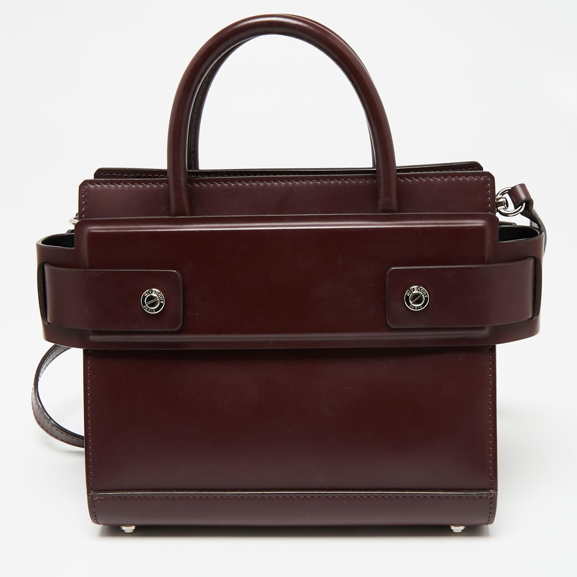 This Horizon crossbody bag from the House of Givenchy is both elegant and fashionable. Crafted from burgundy leather on the exterior, this bag features a top handle, silver-tone hardware, and a leather-lined interior. Make this stunning bag your