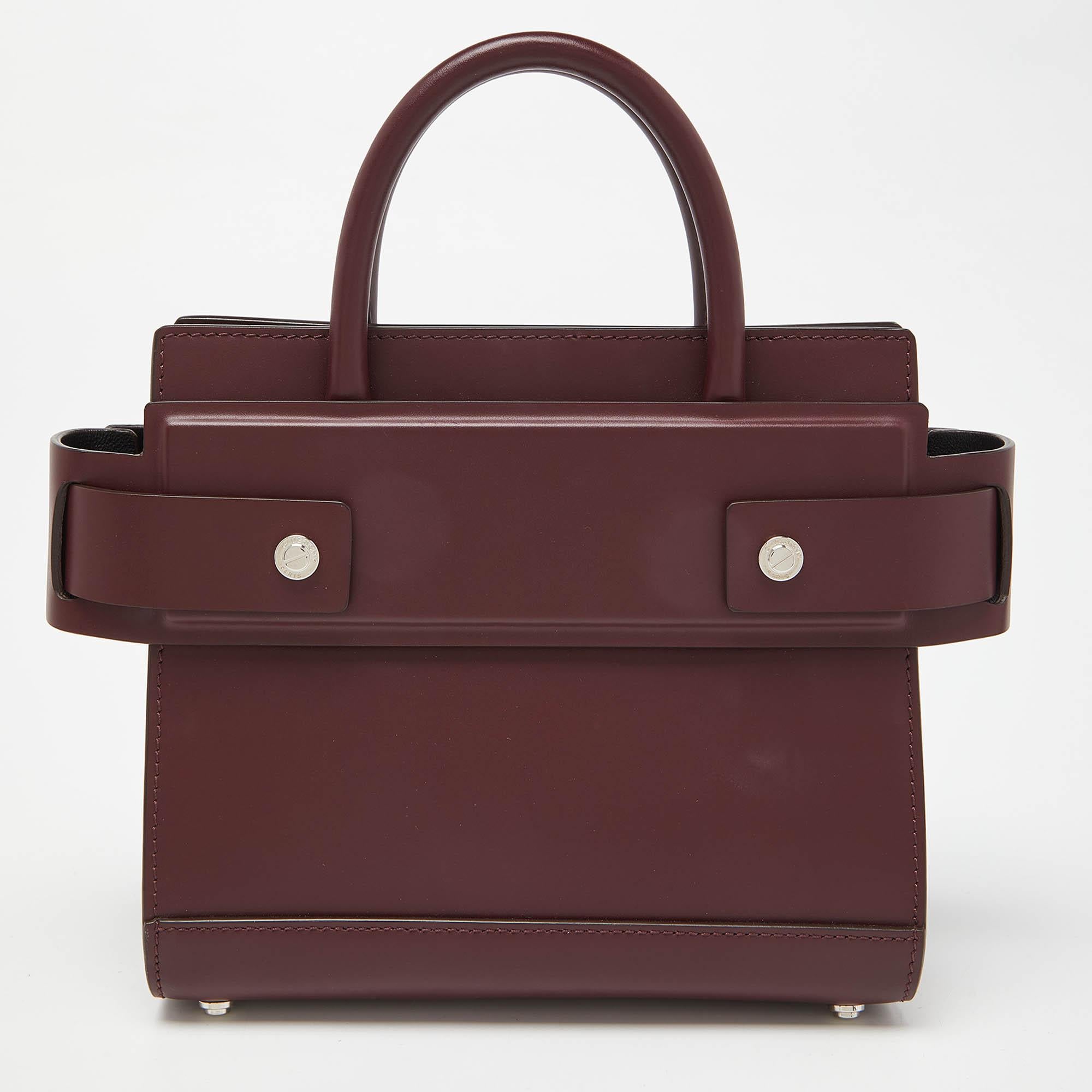 Featuring a leather body, this tote can easily be styled with both formal and informal looks. The luxurious and sturdy handbag by Givenchy will surely meet all your expectations. The burgundy hue gives a classic look and a sleek finishing touch. It