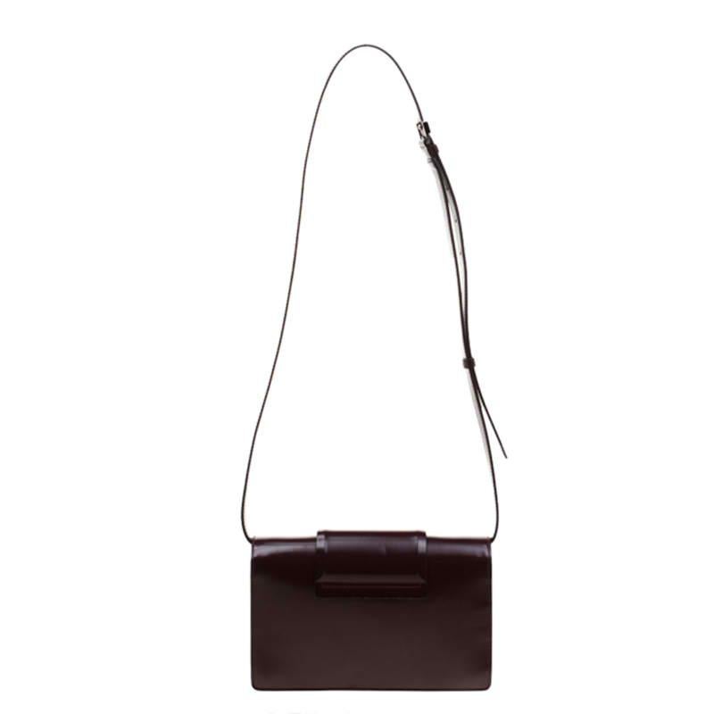 Extremely adaptable and stylish, this Givenchy bag is a top pick of the season. Crafted fabulously in leather, this bag is a voguish piece to add to your collection; it features an interesting chain detail at the front flap. The suede lining on the