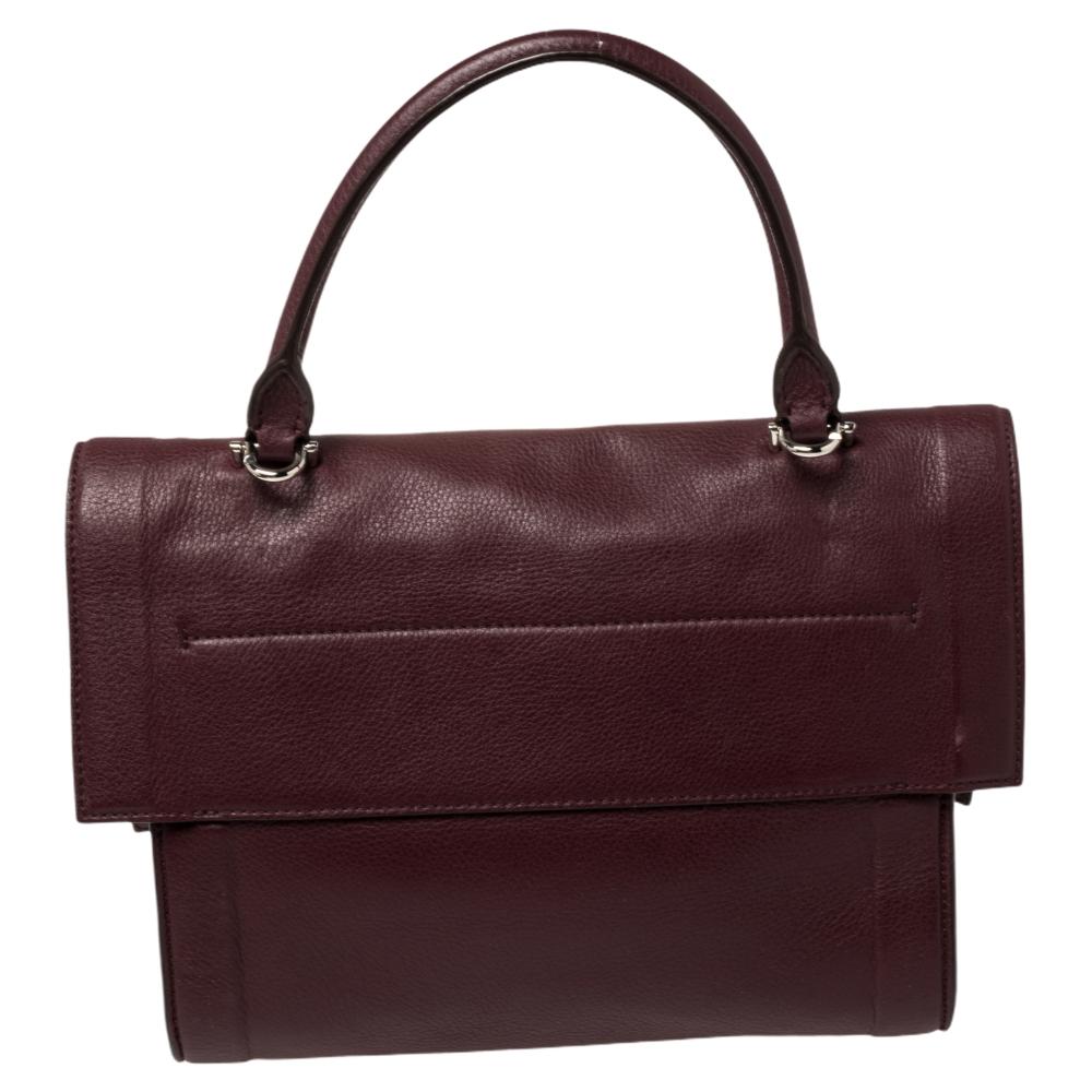 This shoulder bag from Givenchy is elegant and splendid. It has a structured silhouette crafted with burgundy leather and features neat stitch detailing to add more character to this subtle piece. The single top handle and the detachable shoulder