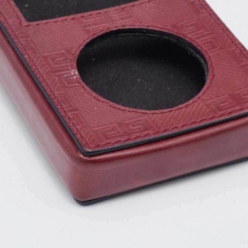 Keep your device safe and secured with this iPod case from the House of Givenchy. It is made from leather and finished with a silver-tone metal clasp.