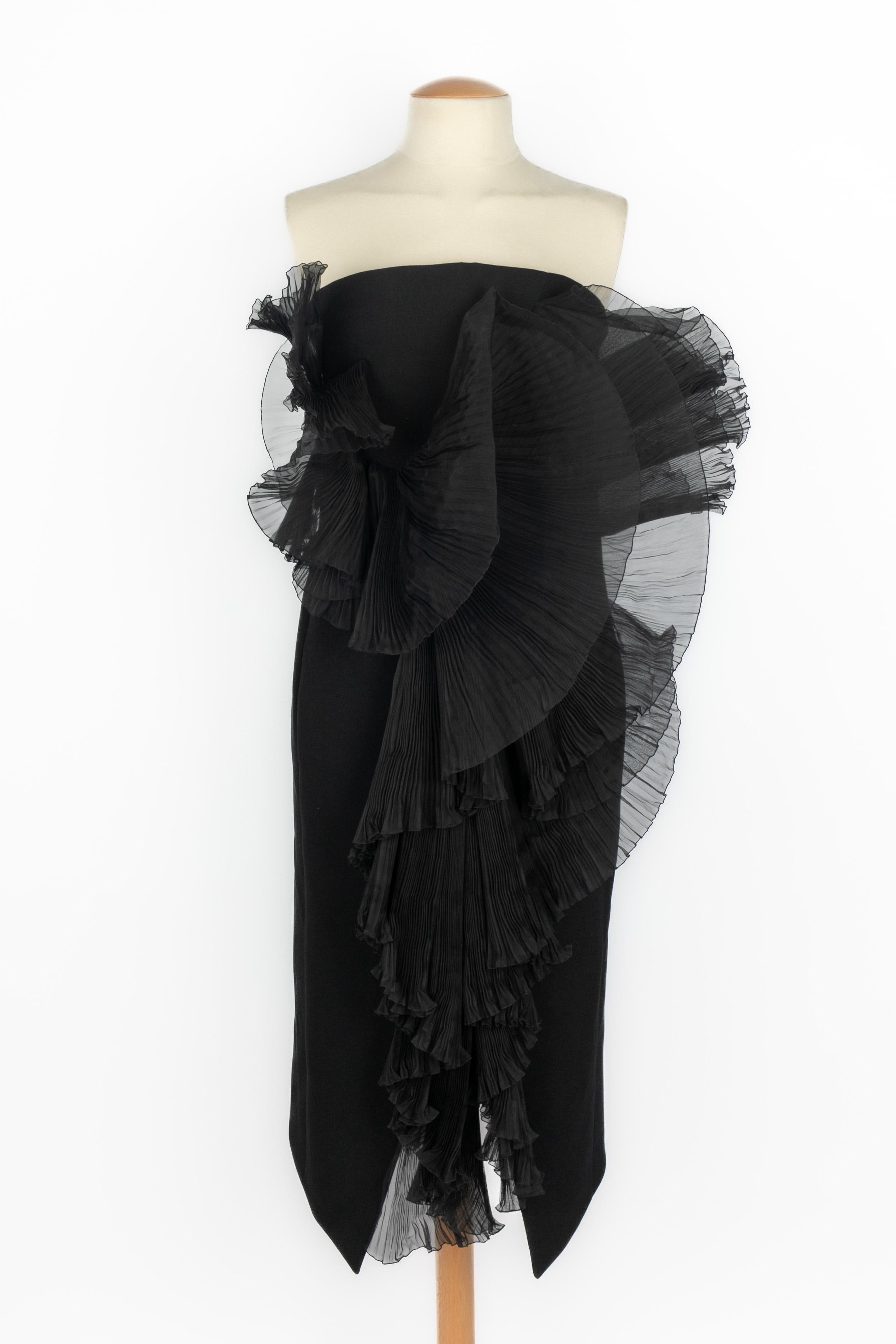 GIVENCHY - Black cotton and wool bustier dress ornamented with black silk pleated flounces and a front split. Size 40.

Condition:
Very good condition

Dimensions:
Chest: 42 cm - Waist: 40 cm - Length: 102 cm

SKU:VR403