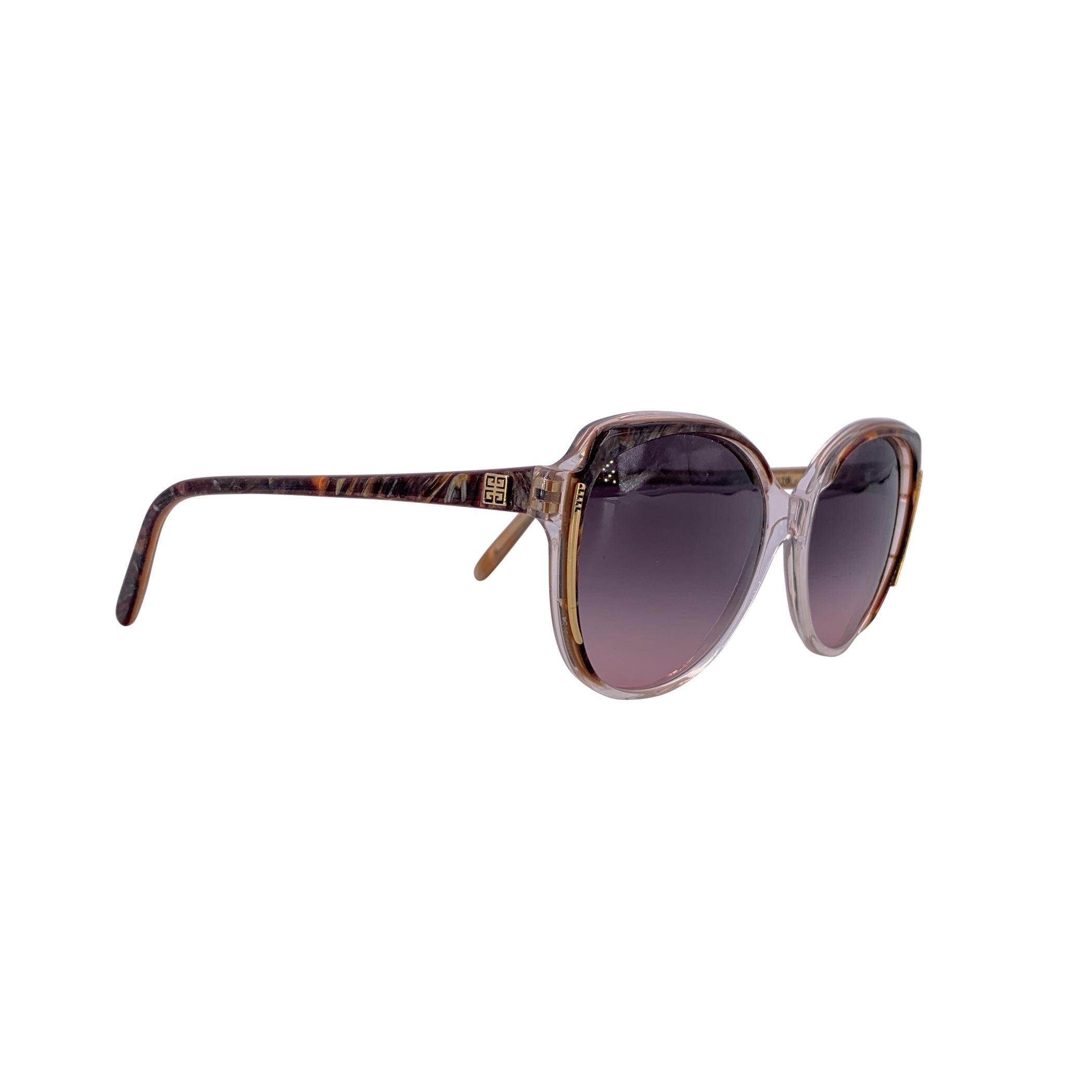 Mit dieser Givenchy Vintage Butterfly Sonnenbrille Mod tauchen Sie ein in die raffinierte Eleganz der französischen Mode der 1980er Jahre. G 8908, ein markantes Beispiel für den zeitlosen Stil des Hauses. Das in Frankreich gefertigte Modell in Form