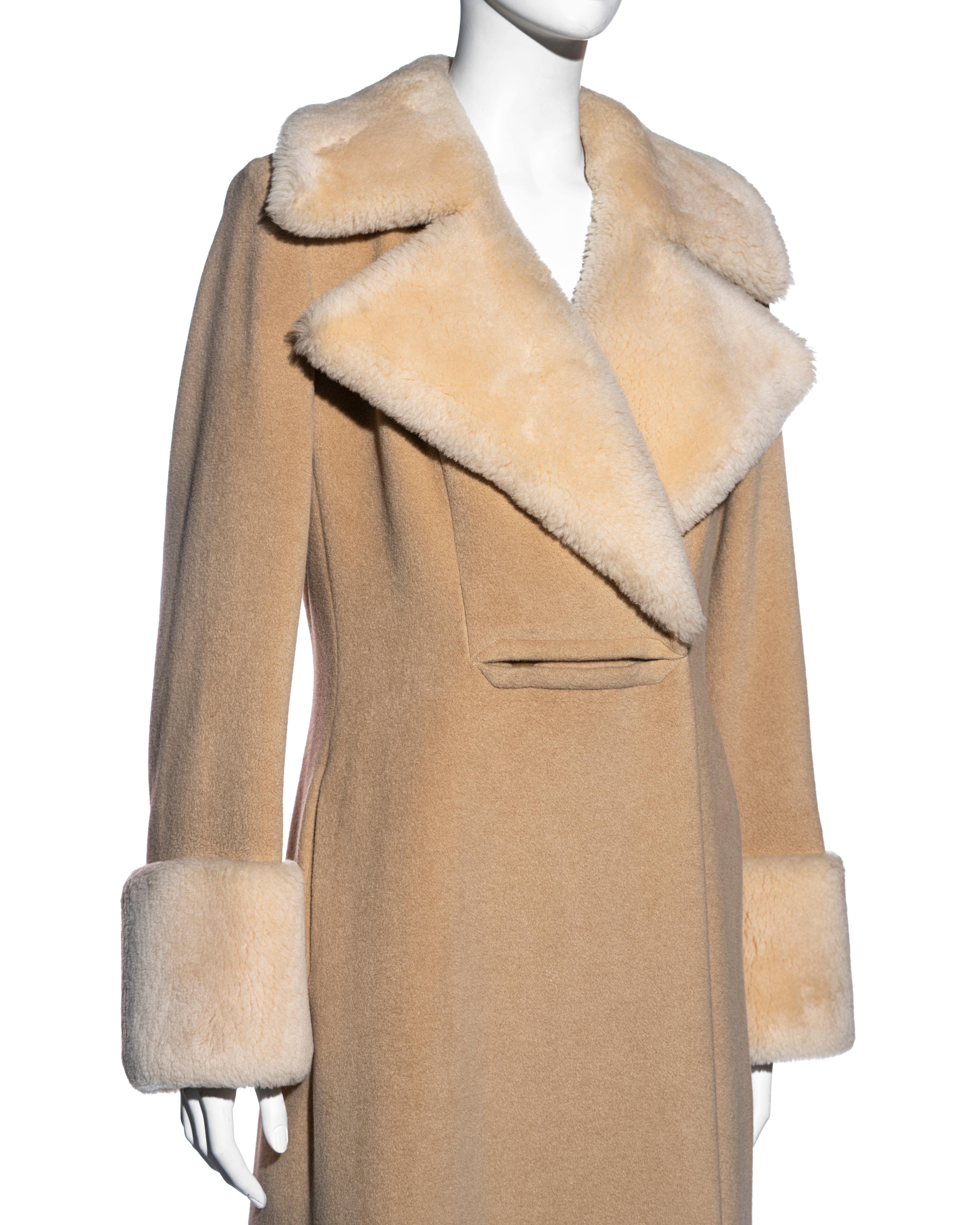 Beige Manteau Givenchy par Alexander McQueen en laine angora beige et peau de mouton, vers 1999-2001 en vente