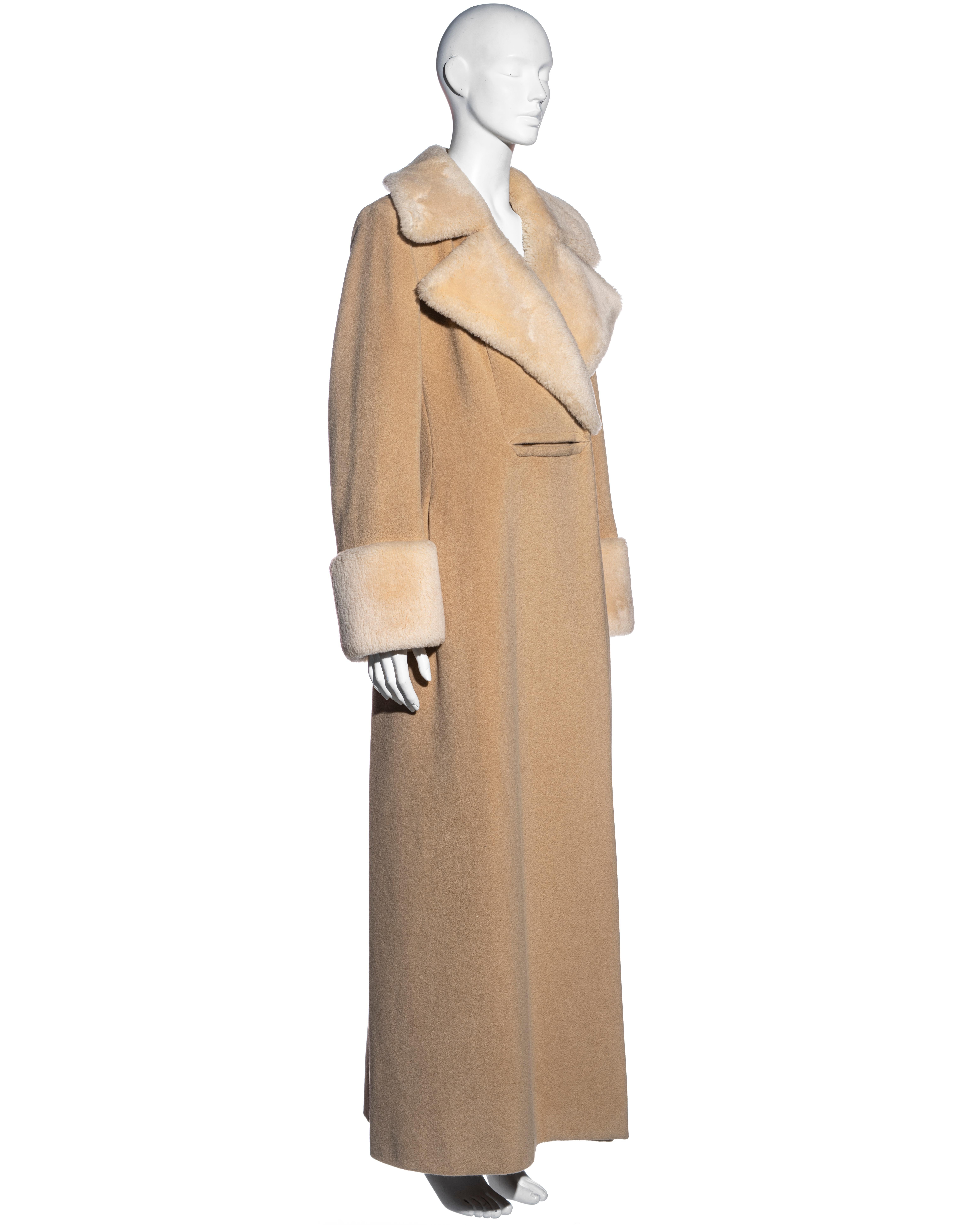 Manteau Givenchy par Alexander McQueen en laine angora beige et peau de mouton, vers 1999-2001 Excellent état - En vente à London, GB