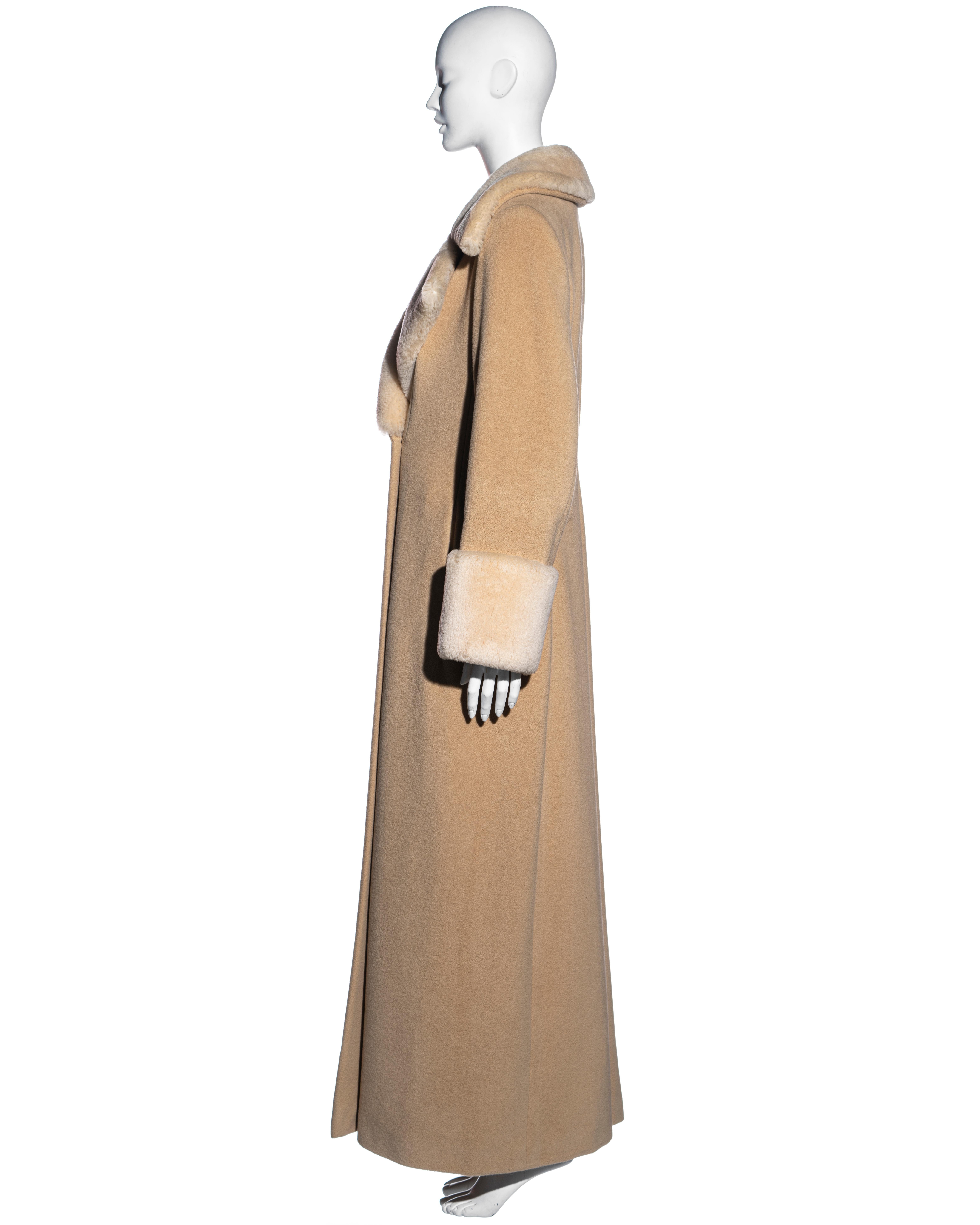 Manteau Givenchy par Alexander McQueen en laine angora beige et peau de mouton, vers 1999-2001 Pour femmes en vente