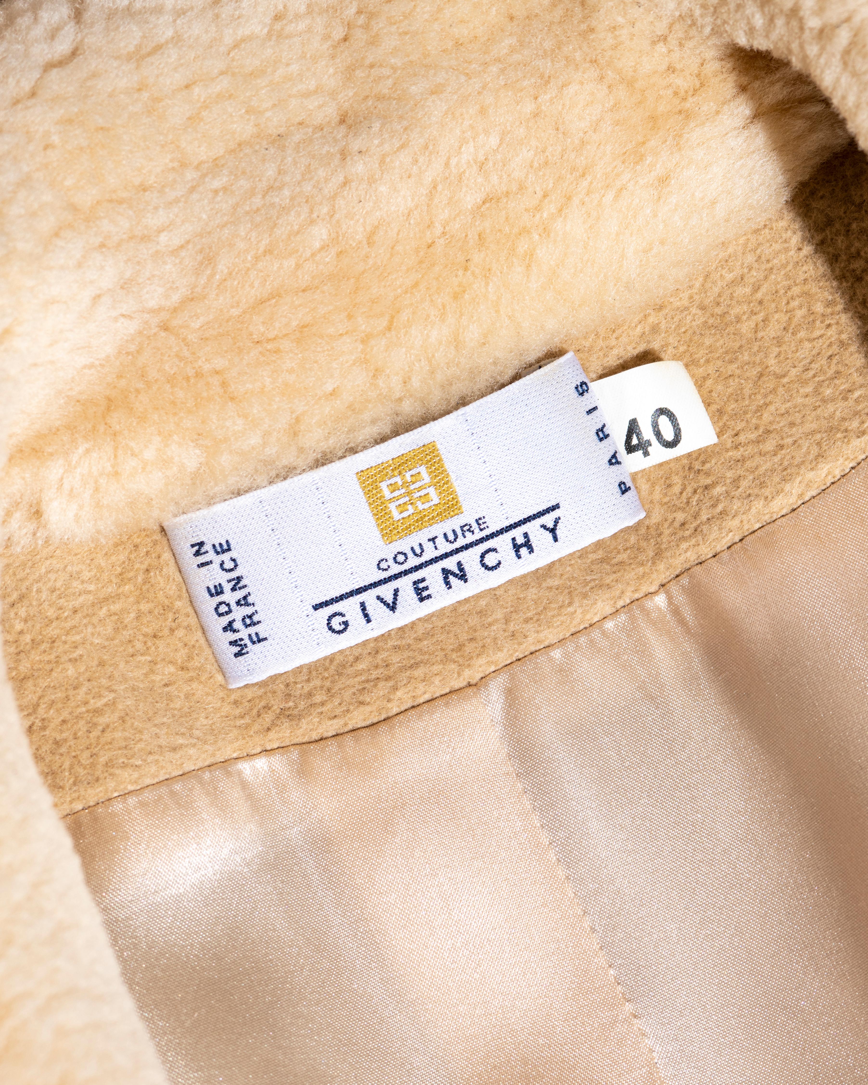 Manteau Givenchy par Alexander McQueen en laine angora beige et peau de mouton, vers 1999-2001 en vente 4