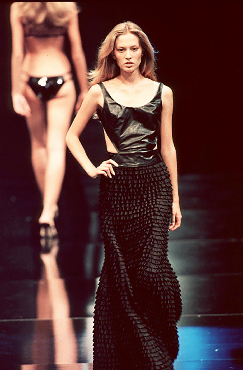 Givenchy par Alexander McQueen - Robe de soirée noire à volants en queue de poisson, printemps-été 1999 Excellent état - En vente à London, GB