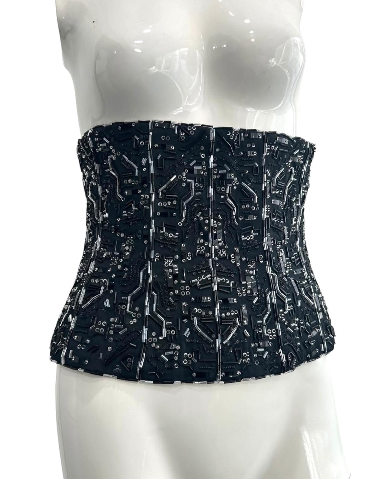 Un pezzo d'archivio di livello museale di Givenchy Haute Couture by Alexander McQueen, circa 1999.
Questo corsetto incarna la visione rivoluzionaria di McQueen durante il suo mandato a Givenchy, fondendo la rigorosa maestria couture con un design