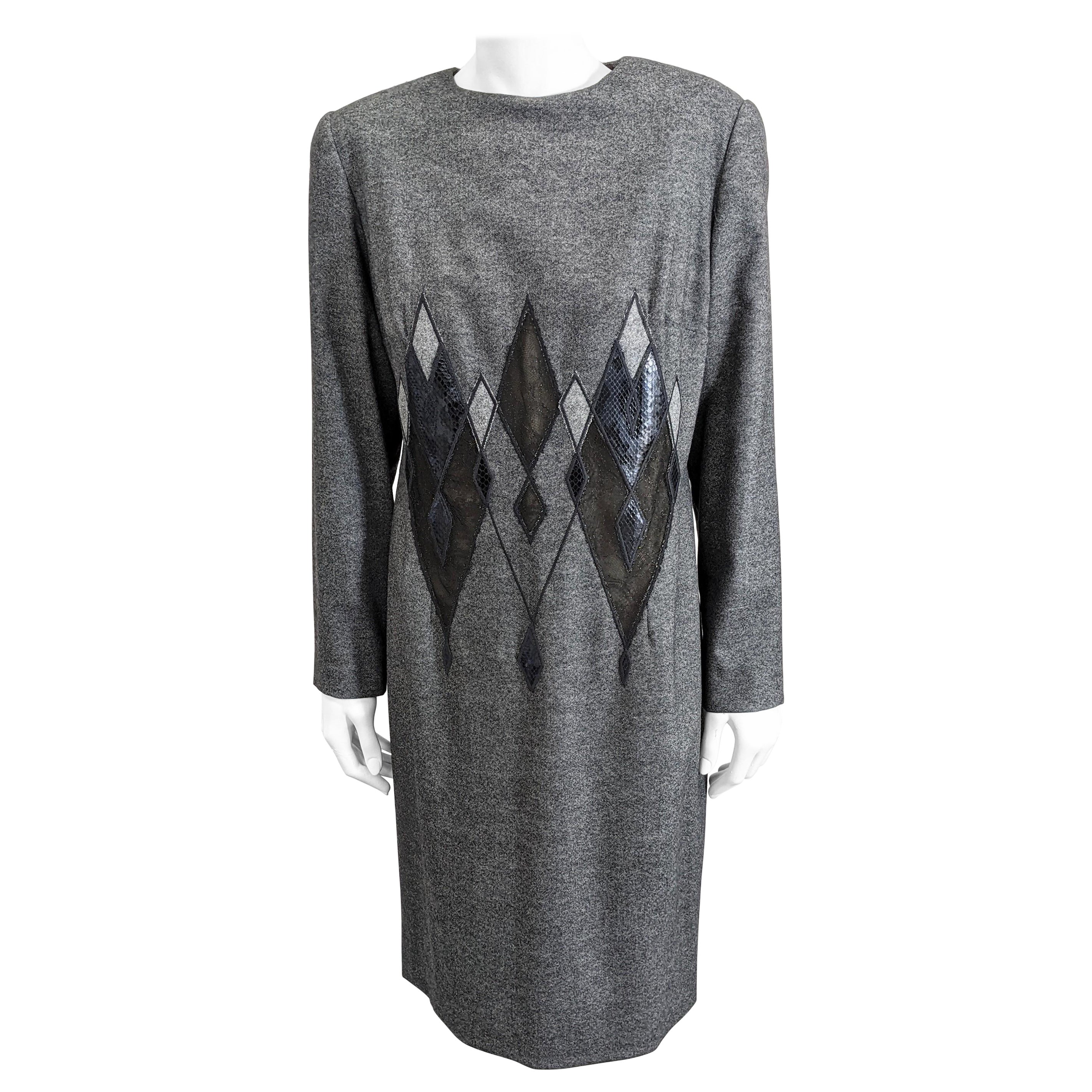 Abito Givenchy By Alexander McQueen in flanella, pizzo metallico e pelle di serpente
