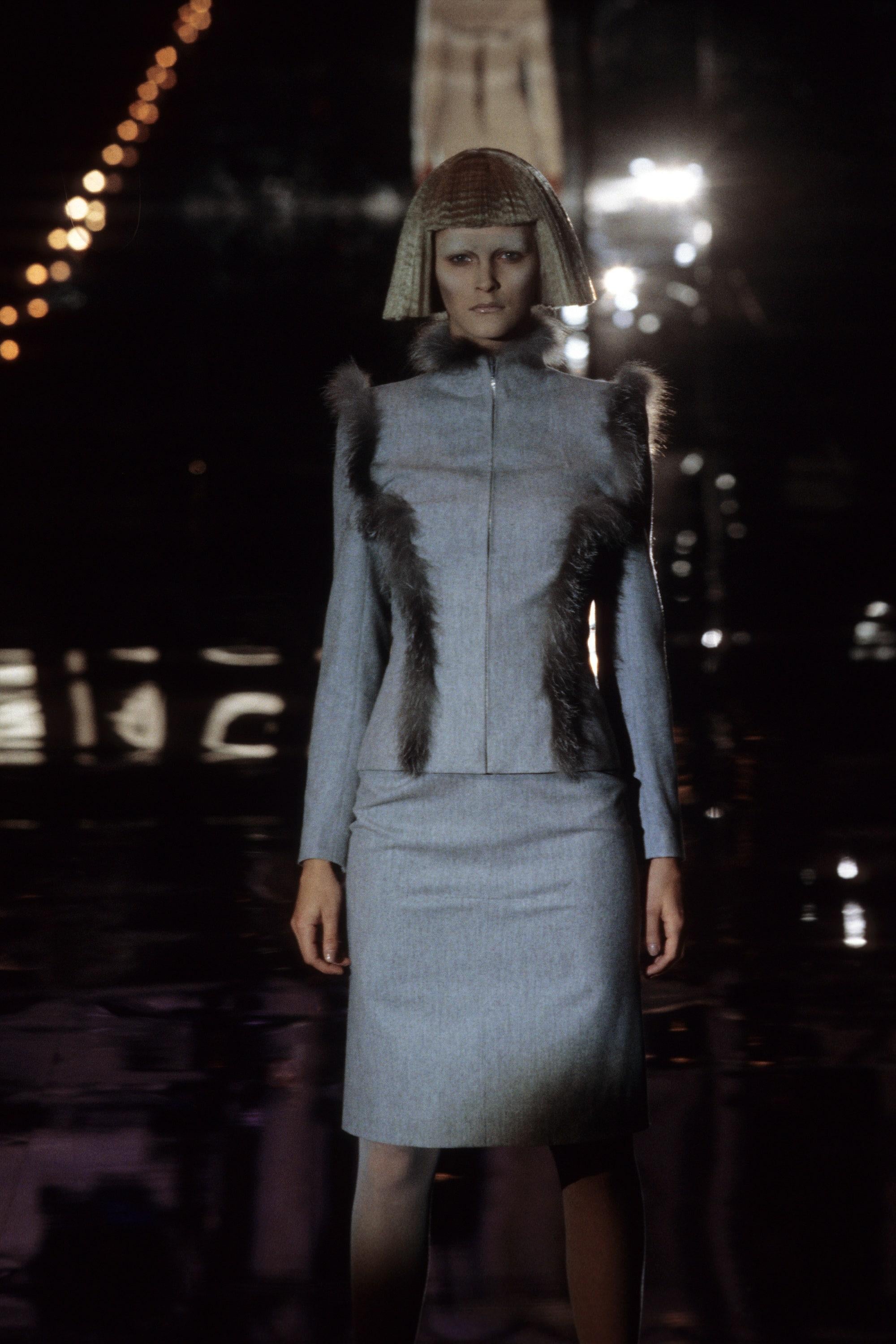 Gris Veste en laine cachemire grise et fourrure de renard Givenchy par Alexander McQueen, A/H 1999 en vente