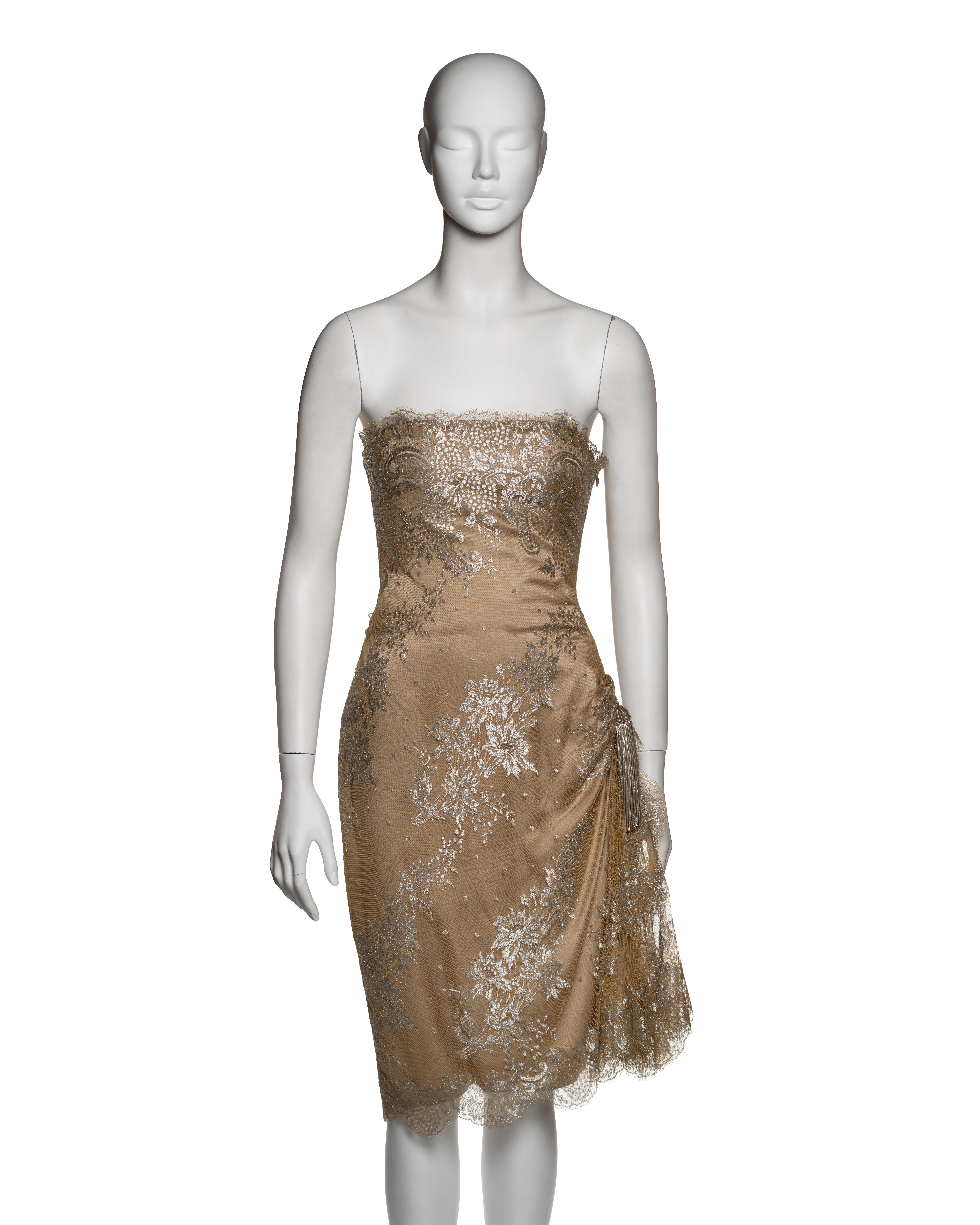 Vestido de cóctel sin tirantes de Givenchy Haute Couture, otoño-invierno de 1998, diseñado por Alexander McQueen. Fabricada a partir de una base de seda nude recubierta de encaje de Chantilly metálico plateado, con un intrincado motivo floral tejido