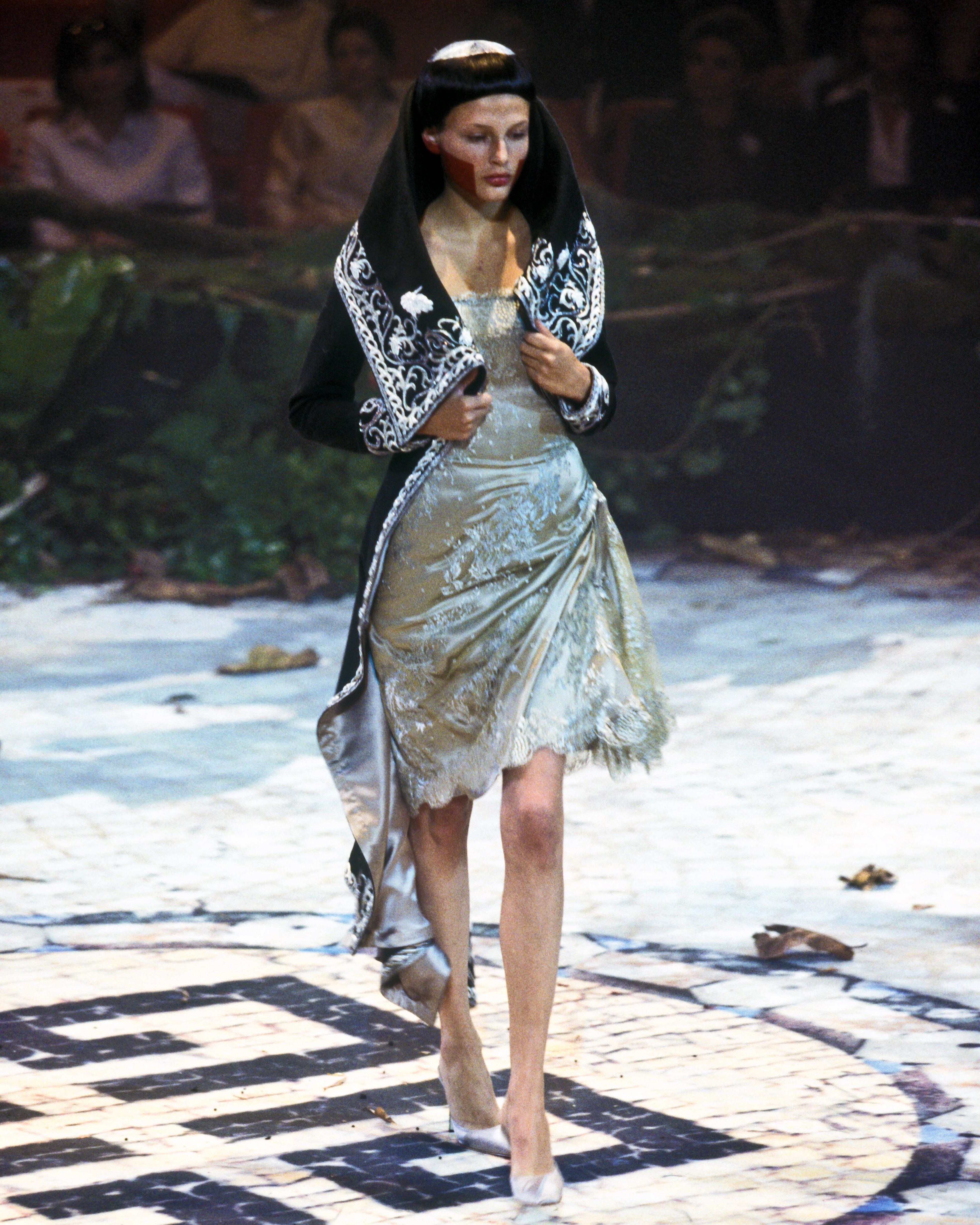 Vestido de encaje metalizado Givenchy by Alexander McQueen Haute Couture, FW 1998 en Excelente estado para la venta en London, GB