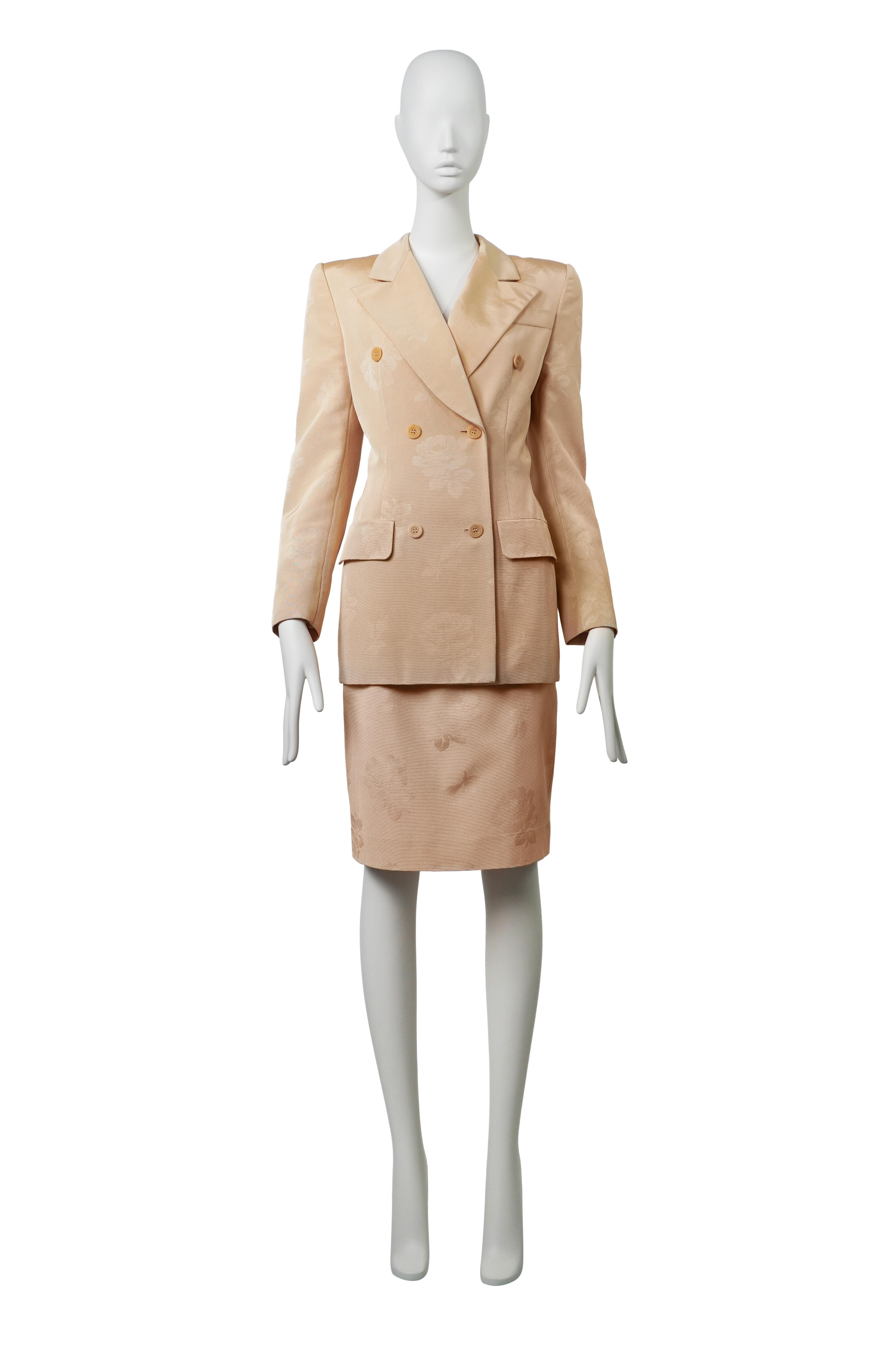 Givenchy by Alexander McQueen Primavera Verano 1998 Raro Traje de Jacquard Floral FR36

Marca: Givenchy
Diseñador: Alexander McQueen
Colección: Primavera / Verano 1998
Material: Jacquard
Color: Beige Camel (como en la etiqueta)
Talla: FR36

De la