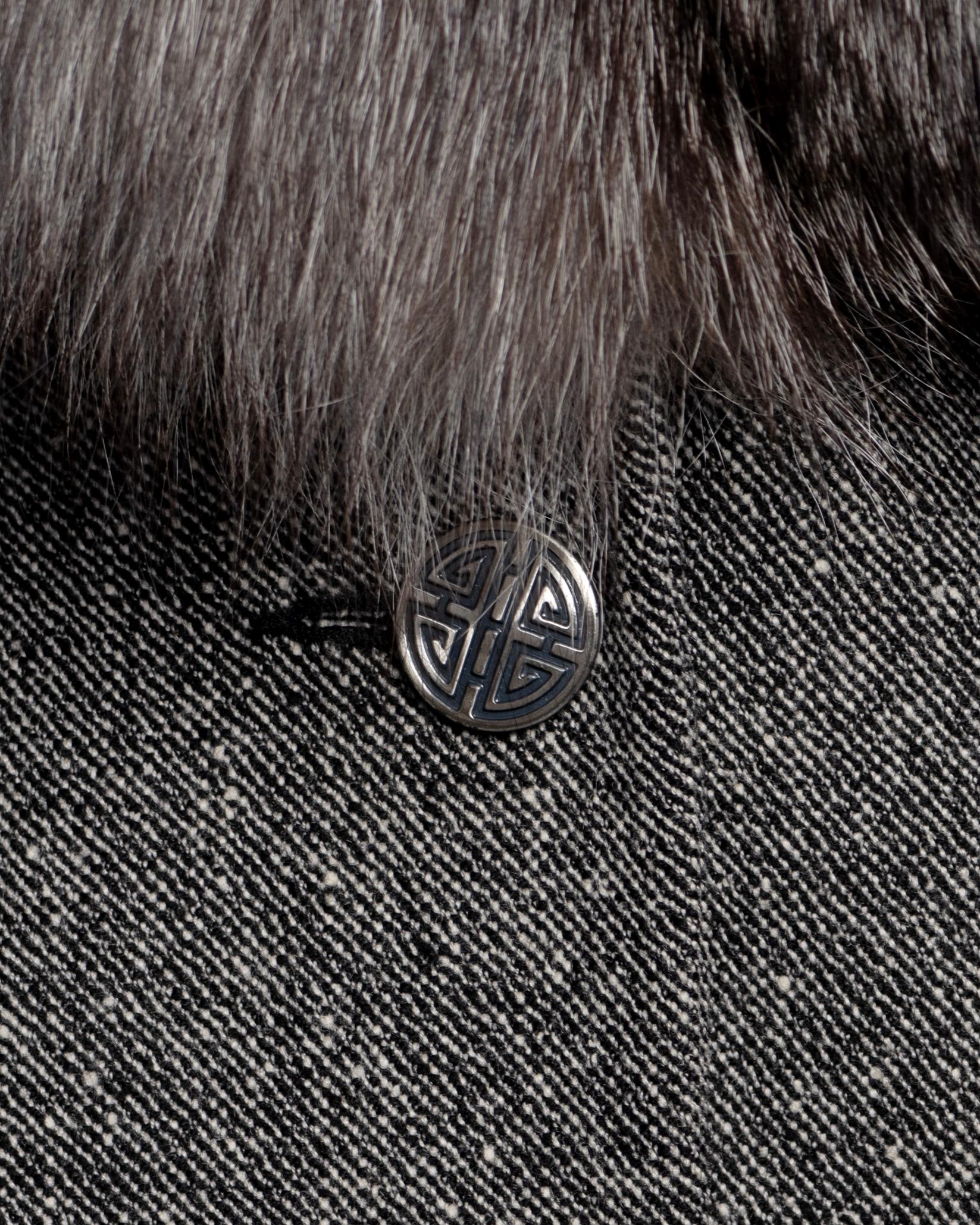 Givenchy by Alexander McQueen Tweed-Jacke mit übergroßem Pelzkragen in Übergröße, H/W 1998 im Zustand „Hervorragend“ in London, GB