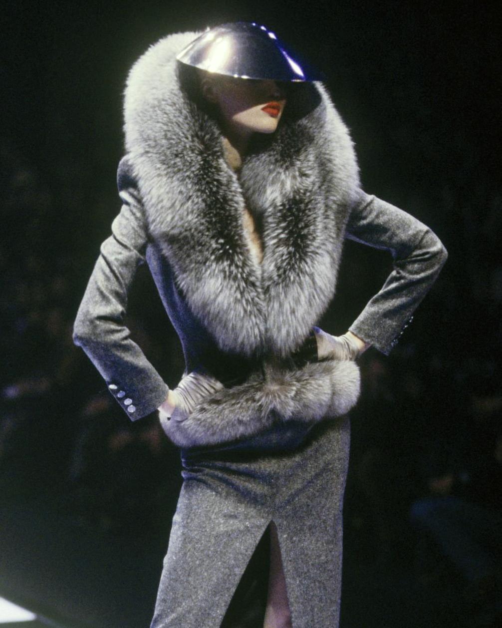 Givenchy by Alexander McQueen Tweed-Jacke mit übergroßem Pelzkragen in Übergröße, H/W 1998 3