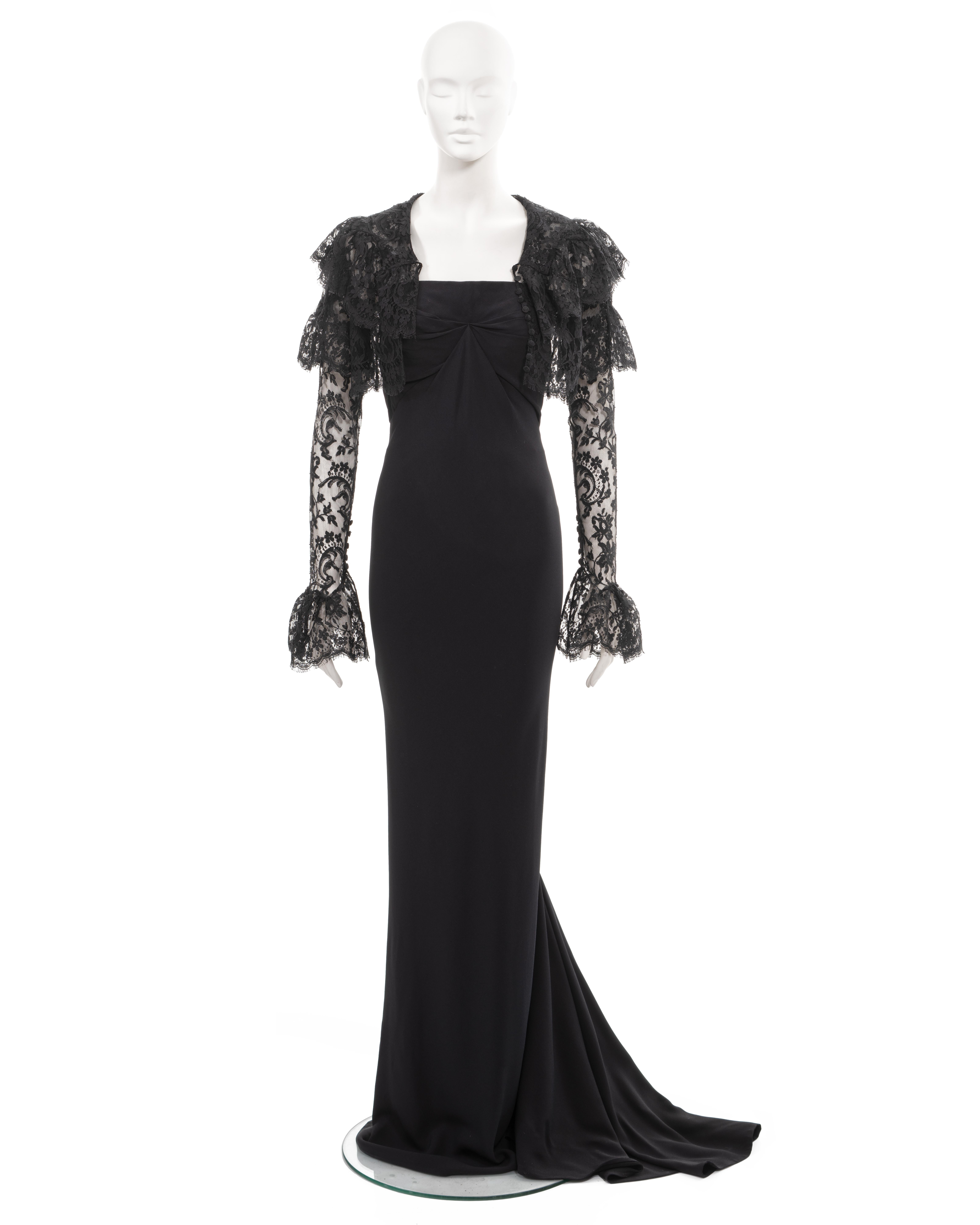 ▪ Conjunto de pasarela Givenchy
director Creativo: John Galliano
▪ Primavera-Verano 1997
▪ Grado Museo
▪ Vestido de noche sin tirantes de crepé negro
▪ Corpiño drapeado con deshuesado de apoyo incorporado 
▪ Falda hasta el suelo con cola
▪ Bolero