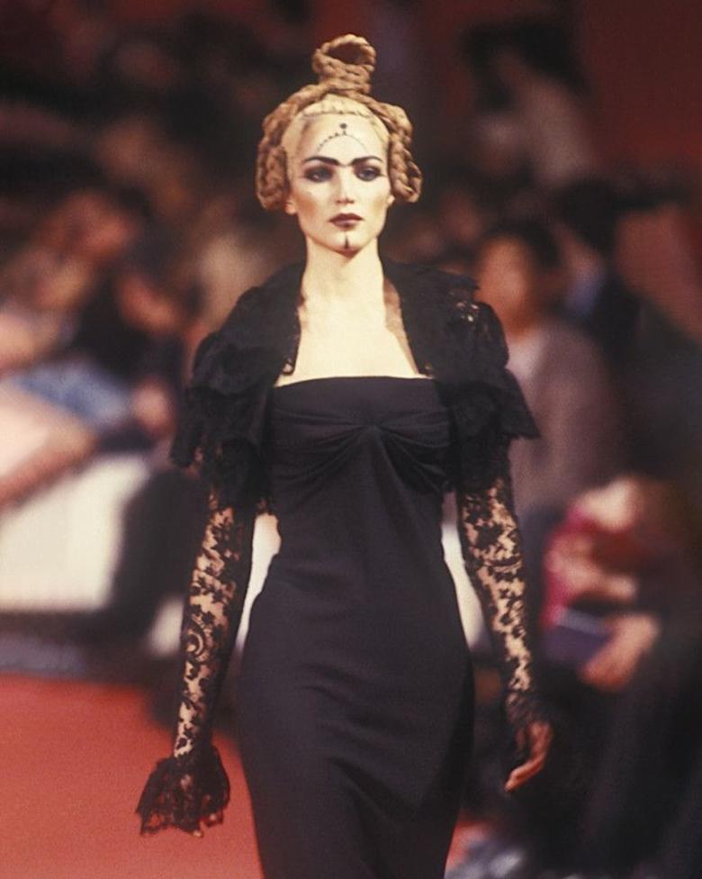 Givenchy by John Galliano Schwarzes trägerloses Abendkleid aus Spitze und Spitze, Frühjahr/Sommer 1997 im Angebot 3