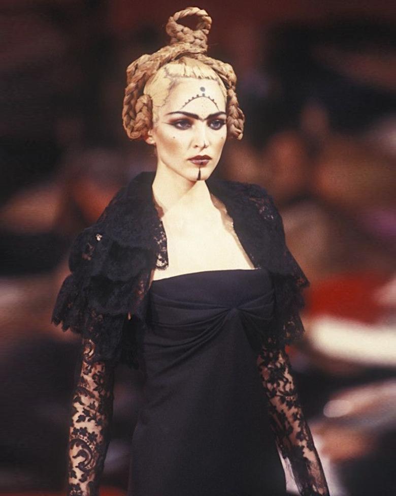 Givenchy by John Galliano Schwarzes trägerloses Abendkleid aus Spitze und Spitze, Frühjahr/Sommer 1997 im Angebot 4