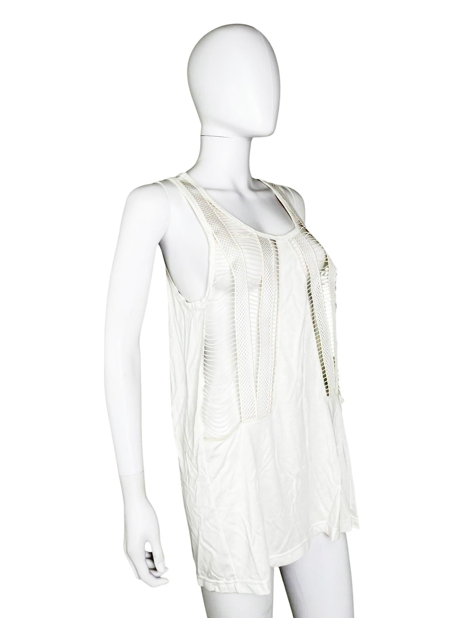 - Diseñado por Riccardo Tisci
- periodo 2000
- Camiseta de tirantes blanca bordada Intarsia
- Aberturas frontales en el pecho
- Diseño sin mangas
- Muy buen estado
- Viene con OG Box
- Falta etiqueta de composición
- Materiales: Algodón
- Talla: FR