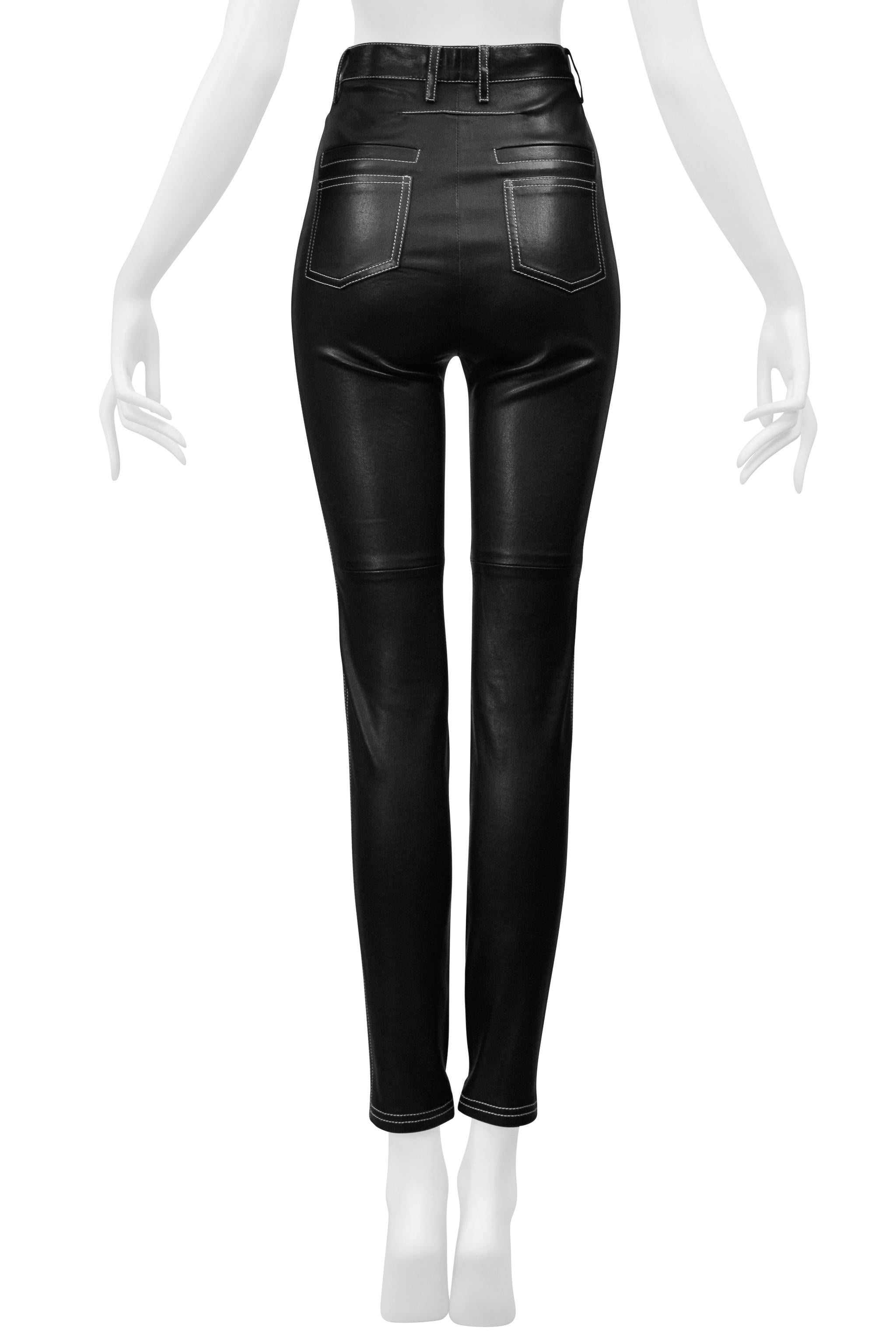 Resurrection Vintage a le plaisir de vous présenter une paire de pantalons Givenchy by Riccardo Tisci en cuir noir avec stretch présentant une taille haute et une coupe slim, des surpiqûres blanches, des poches latérales, des poches arrière, une