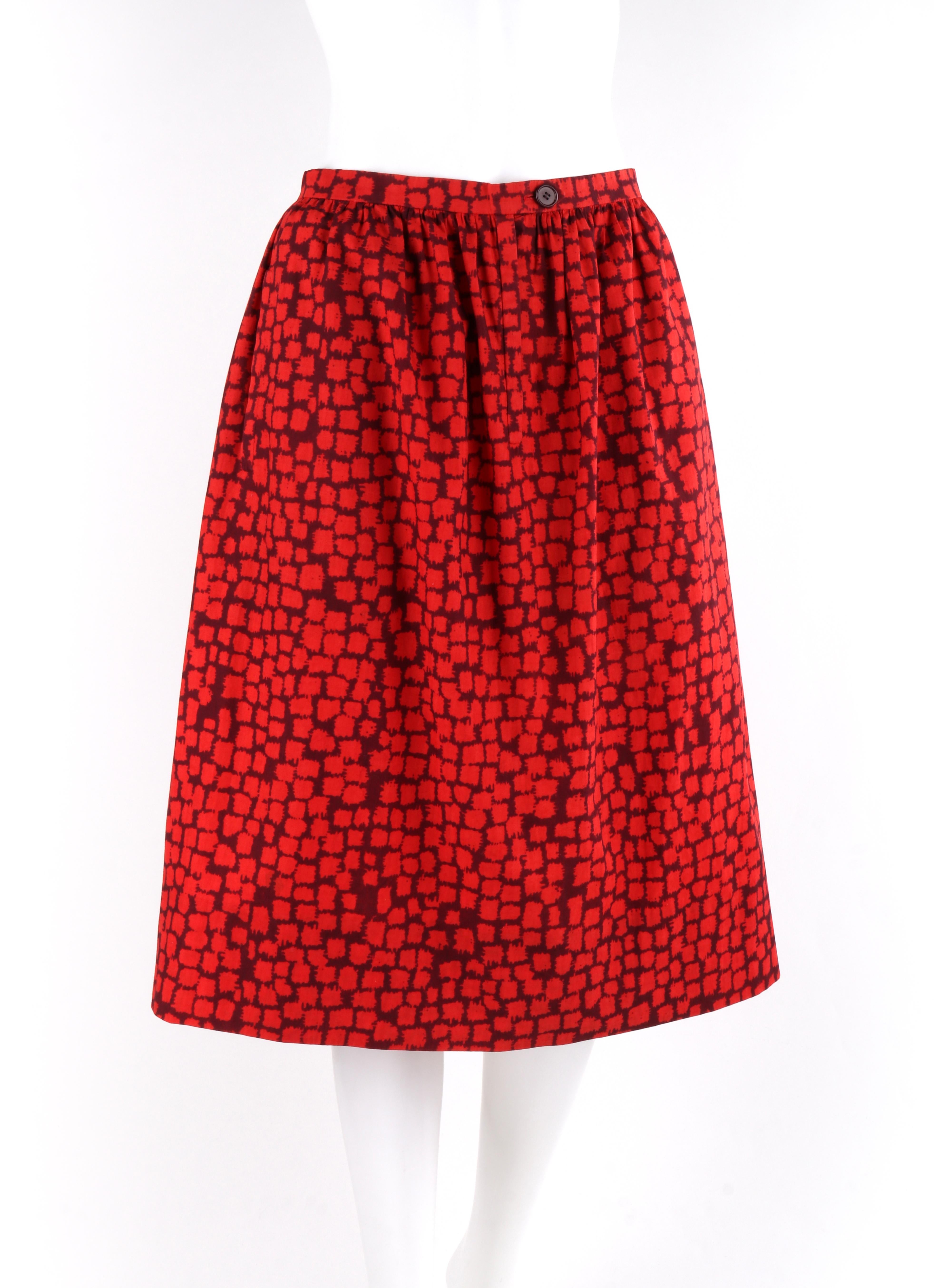 GIVENCHY c.1970's Couture Red Burgundy Geometric Gathered Dirndl / Tea Length Skirt Numbered

Circa : 1970's 
Étiquette(s) : Givenchy
Créateur : Hubert de Givenchy / #80086
Style : Jupe plissée longueur thé dirndl
Couleur(s) : Des nuances de rouge,
