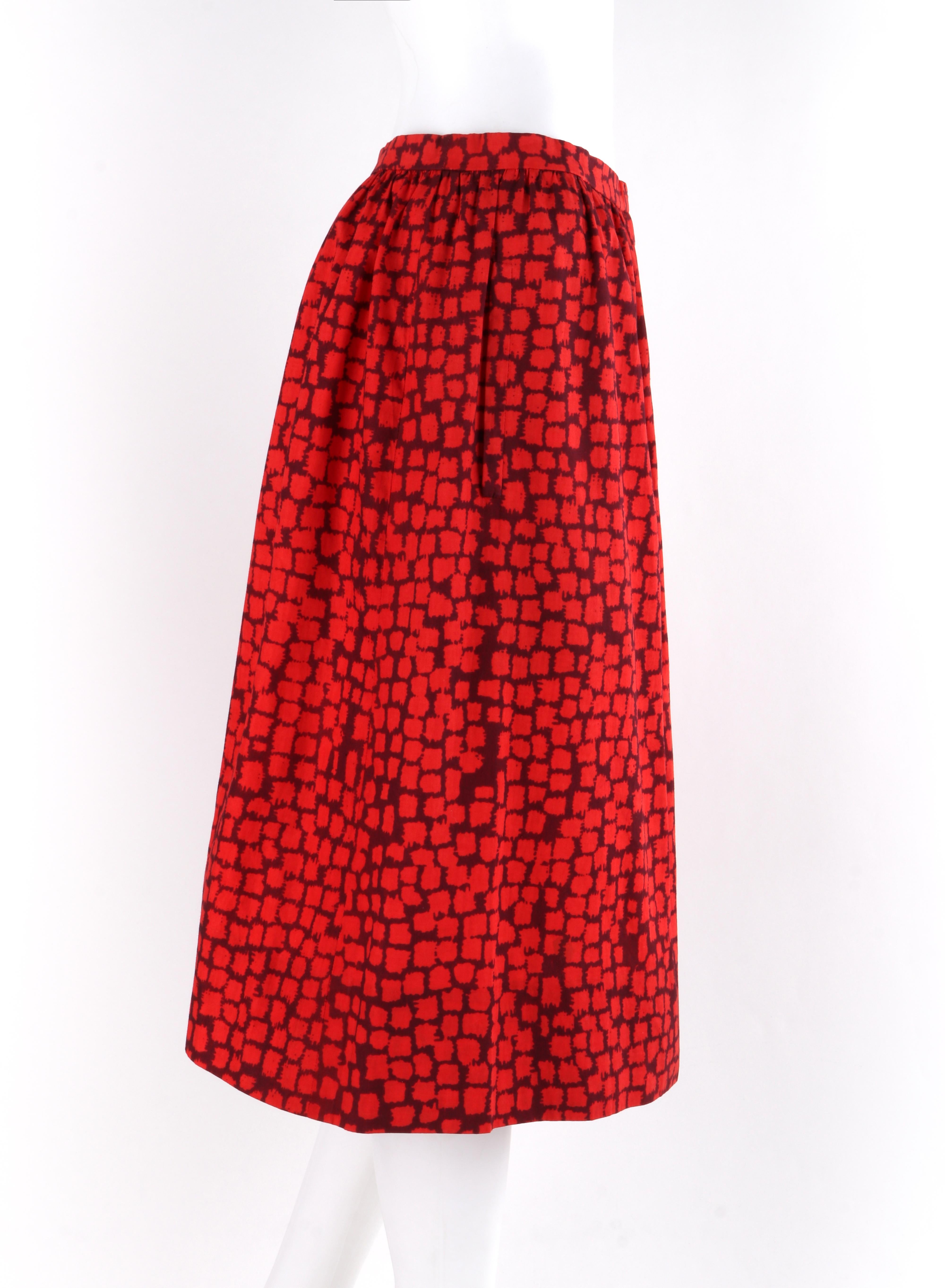 GIVENCHY Jupe longue à fronces géométriques rouges Couture numérotée des années 1970 Bon état - En vente à Thiensville, WI